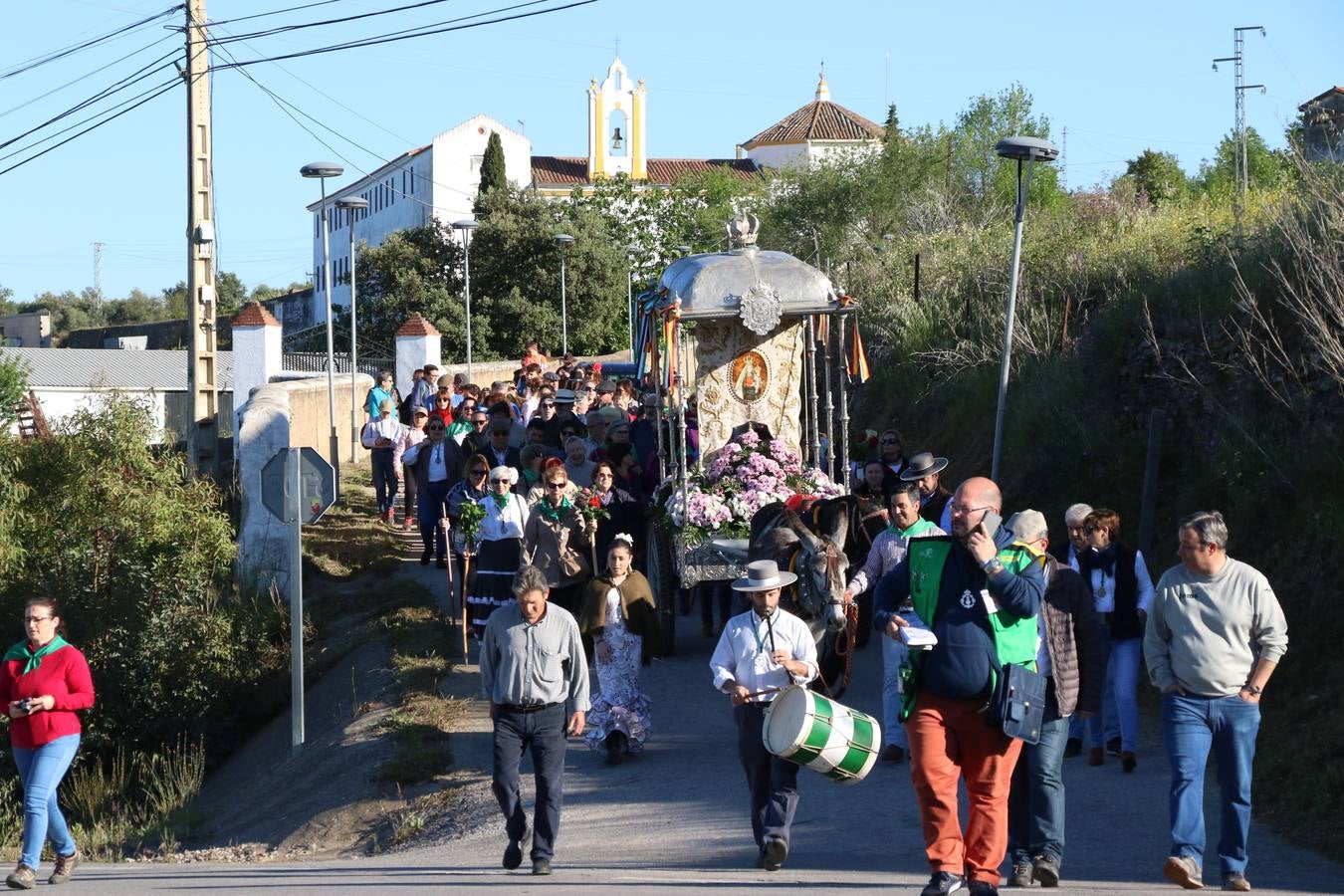 Romeros, carrozas y caballistas han acompañado, esta mañana, en procesión, al Simpecado de Nuestra Señora de Aguasantas, Patrona de Jerez de los Caballeros, hasta la ermita consagrada a su nombre. Durante el camino, no han faltado las perrunillas, la copa de anís, el acompañamiento musical del tamborilero de la Hermandad de La Algaba, Ramón Barragán, y los cánticos y bailes de algunos romeros. Un día de júbilo, convivencia y devoción a Nuestra Señora de Aguasantas que culminará, esta tarde, a las 20 horas, con el rezo del Santo Rosario en la citada ermita y el canto de la Salve a la Virgen.