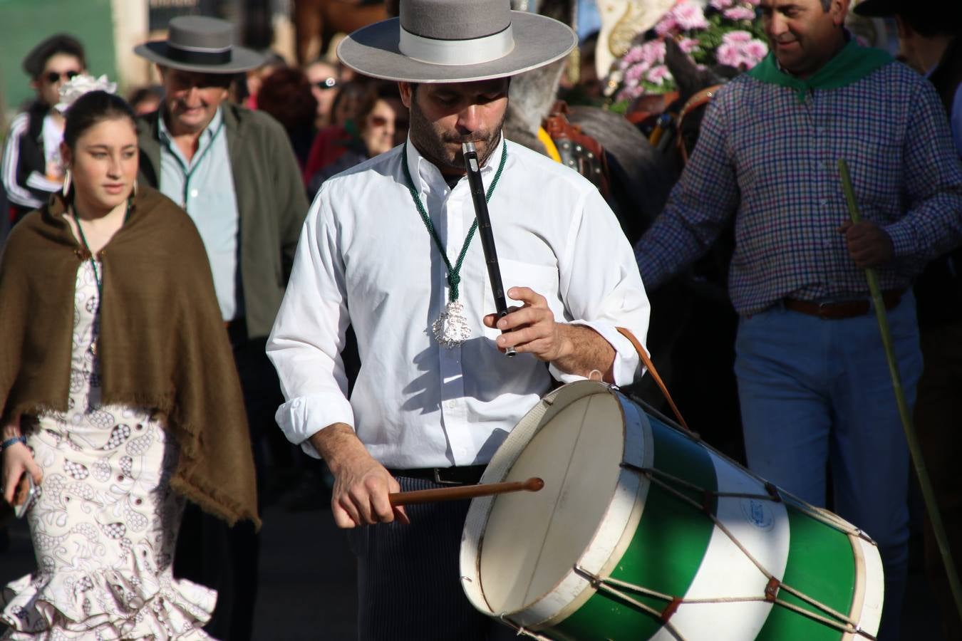 Romeros, carrozas y caballistas han acompañado, esta mañana, en procesión, al Simpecado de Nuestra Señora de Aguasantas, Patrona de Jerez de los Caballeros, hasta la ermita consagrada a su nombre. Durante el camino, no han faltado las perrunillas, la copa de anís, el acompañamiento musical del tamborilero de la Hermandad de La Algaba, Ramón Barragán, y los cánticos y bailes de algunos romeros. Un día de júbilo, convivencia y devoción a Nuestra Señora de Aguasantas que culminará, esta tarde, a las 20 horas, con el rezo del Santo Rosario en la citada ermita y el canto de la Salve a la Virgen.