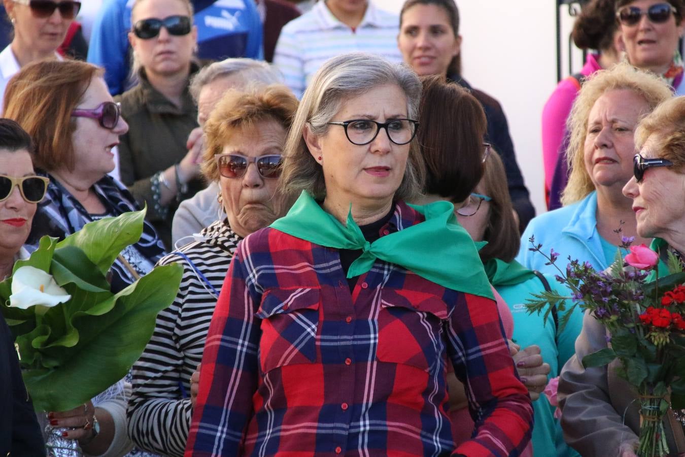 Romeros, carrozas y caballistas han acompañado, esta mañana, en procesión, al Simpecado de Nuestra Señora de Aguasantas, Patrona de Jerez de los Caballeros, hasta la ermita consagrada a su nombre. Durante el camino, no han faltado las perrunillas, la copa de anís, el acompañamiento musical del tamborilero de la Hermandad de La Algaba, Ramón Barragán, y los cánticos y bailes de algunos romeros. Un día de júbilo, convivencia y devoción a Nuestra Señora de Aguasantas que culminará, esta tarde, a las 20 horas, con el rezo del Santo Rosario en la citada ermita y el canto de la Salve a la Virgen.