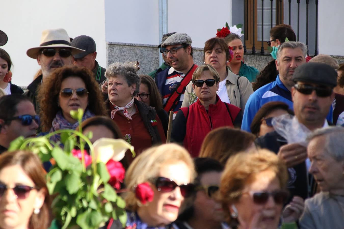 Romeros, carrozas y caballistas han acompañado, esta mañana, en procesión, al Simpecado de Nuestra Señora de Aguasantas, Patrona de Jerez de los Caballeros, hasta la ermita consagrada a su nombre. Durante el camino, no han faltado las perrunillas, la copa de anís, el acompañamiento musical del tamborilero de la Hermandad de La Algaba, Ramón Barragán, y los cánticos y bailes de algunos romeros. Un día de júbilo, convivencia y devoción a Nuestra Señora de Aguasantas que culminará, esta tarde, a las 20 horas, con el rezo del Santo Rosario en la citada ermita y el canto de la Salve a la Virgen.