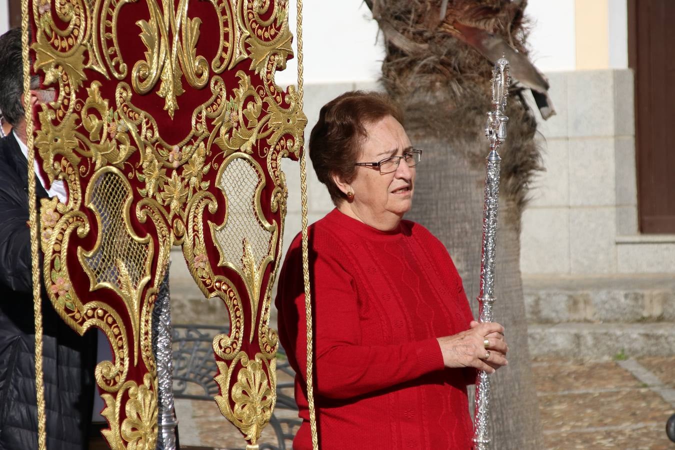 Romeros, carrozas y caballistas han acompañado, esta mañana, en procesión, al Simpecado de Nuestra Señora de Aguasantas, Patrona de Jerez de los Caballeros, hasta la ermita consagrada a su nombre. Durante el camino, no han faltado las perrunillas, la copa de anís, el acompañamiento musical del tamborilero de la Hermandad de La Algaba, Ramón Barragán, y los cánticos y bailes de algunos romeros. Un día de júbilo, convivencia y devoción a Nuestra Señora de Aguasantas que culminará, esta tarde, a las 20 horas, con el rezo del Santo Rosario en la citada ermita y el canto de la Salve a la Virgen.