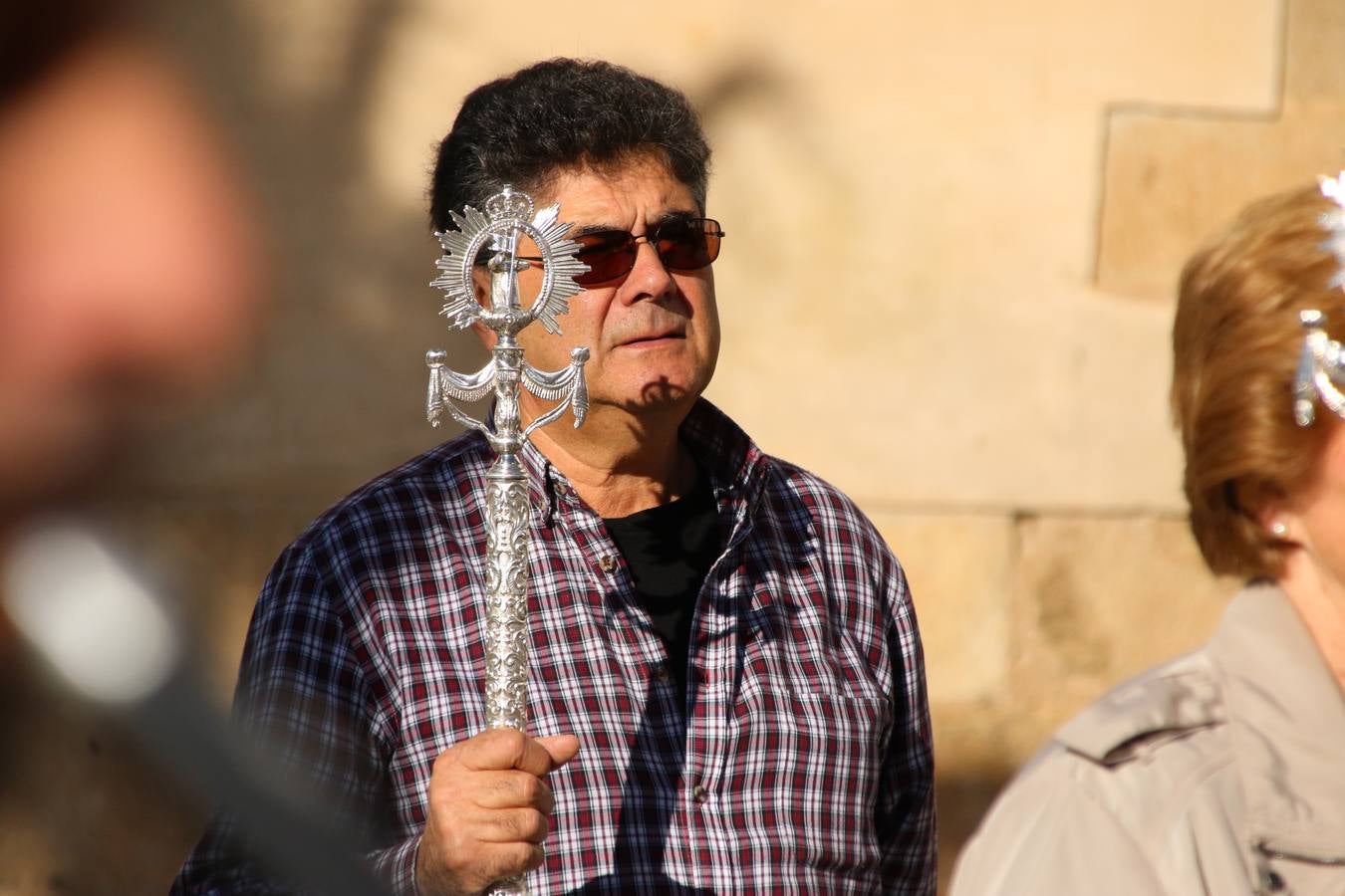 Romeros, carrozas y caballistas han acompañado, esta mañana, en procesión, al Simpecado de Nuestra Señora de Aguasantas, Patrona de Jerez de los Caballeros, hasta la ermita consagrada a su nombre. Durante el camino, no han faltado las perrunillas, la copa de anís, el acompañamiento musical del tamborilero de la Hermandad de La Algaba, Ramón Barragán, y los cánticos y bailes de algunos romeros. Un día de júbilo, convivencia y devoción a Nuestra Señora de Aguasantas que culminará, esta tarde, a las 20 horas, con el rezo del Santo Rosario en la citada ermita y el canto de la Salve a la Virgen.