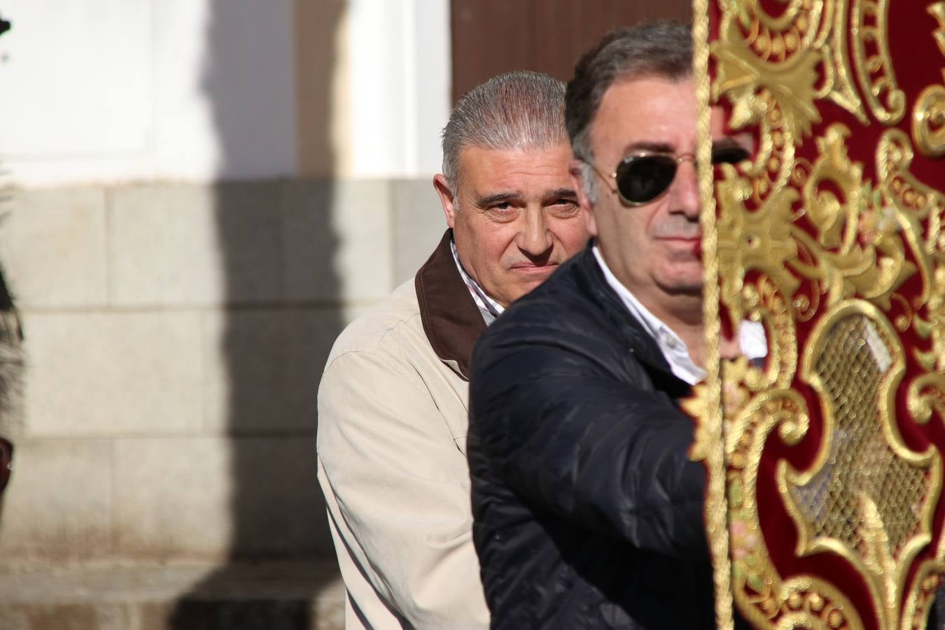 Romeros, carrozas y caballistas han acompañado, esta mañana, en procesión, al Simpecado de Nuestra Señora de Aguasantas, Patrona de Jerez de los Caballeros, hasta la ermita consagrada a su nombre. Durante el camino, no han faltado las perrunillas, la copa de anís, el acompañamiento musical del tamborilero de la Hermandad de La Algaba, Ramón Barragán, y los cánticos y bailes de algunos romeros. Un día de júbilo, convivencia y devoción a Nuestra Señora de Aguasantas que culminará, esta tarde, a las 20 horas, con el rezo del Santo Rosario en la citada ermita y el canto de la Salve a la Virgen.