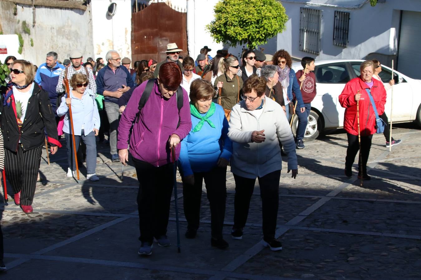 Romeros, carrozas y caballistas han acompañado, esta mañana, en procesión, al Simpecado de Nuestra Señora de Aguasantas, Patrona de Jerez de los Caballeros, hasta la ermita consagrada a su nombre. Durante el camino, no han faltado las perrunillas, la copa de anís, el acompañamiento musical del tamborilero de la Hermandad de La Algaba, Ramón Barragán, y los cánticos y bailes de algunos romeros. Un día de júbilo, convivencia y devoción a Nuestra Señora de Aguasantas que culminará, esta tarde, a las 20 horas, con el rezo del Santo Rosario en la citada ermita y el canto de la Salve a la Virgen.