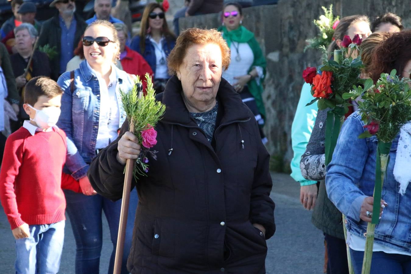 Romeros, carrozas y caballistas han acompañado, esta mañana, en procesión, al Simpecado de Nuestra Señora de Aguasantas, Patrona de Jerez de los Caballeros, hasta la ermita consagrada a su nombre. Durante el camino, no han faltado las perrunillas, la copa de anís, el acompañamiento musical del tamborilero de la Hermandad de La Algaba, Ramón Barragán, y los cánticos y bailes de algunos romeros. Un día de júbilo, convivencia y devoción a Nuestra Señora de Aguasantas que culminará, esta tarde, a las 20 horas, con el rezo del Santo Rosario en la citada ermita y el canto de la Salve a la Virgen.