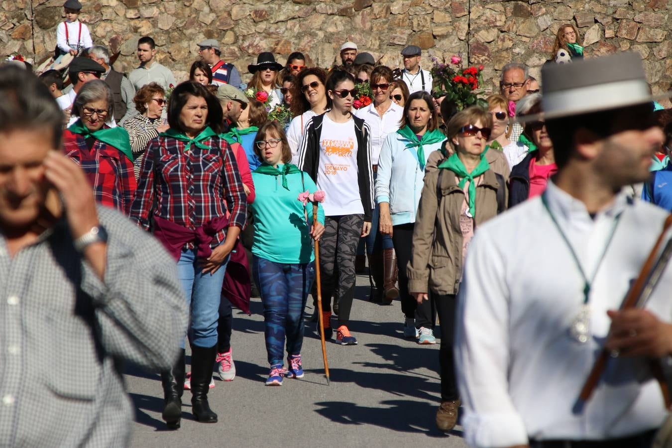 Romeros, carrozas y caballistas han acompañado, esta mañana, en procesión, al Simpecado de Nuestra Señora de Aguasantas, Patrona de Jerez de los Caballeros, hasta la ermita consagrada a su nombre. Durante el camino, no han faltado las perrunillas, la copa de anís, el acompañamiento musical del tamborilero de la Hermandad de La Algaba, Ramón Barragán, y los cánticos y bailes de algunos romeros. Un día de júbilo, convivencia y devoción a Nuestra Señora de Aguasantas que culminará, esta tarde, a las 20 horas, con el rezo del Santo Rosario en la citada ermita y el canto de la Salve a la Virgen.