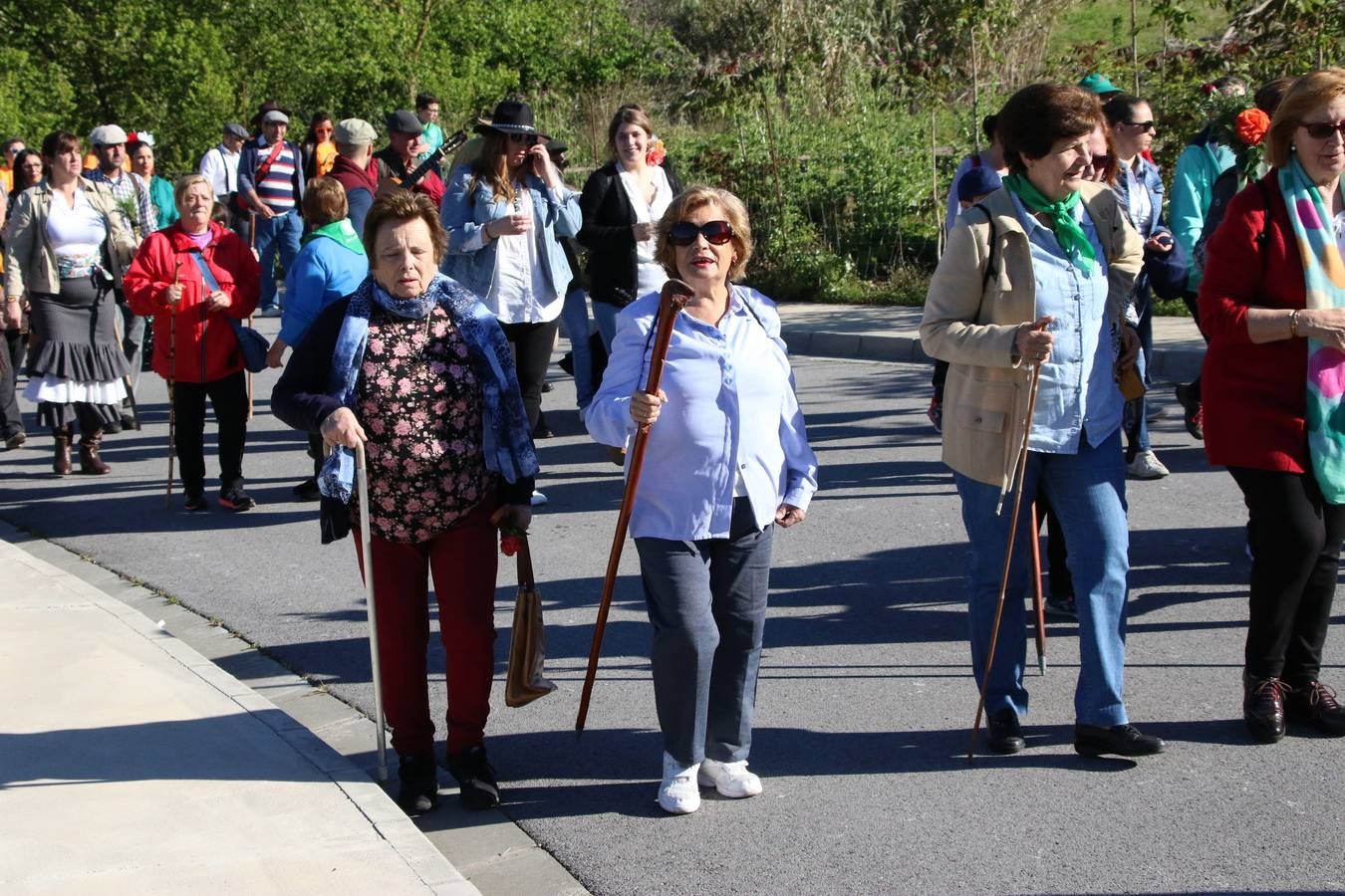 Romeros, carrozas y caballistas han acompañado, esta mañana, en procesión, al Simpecado de Nuestra Señora de Aguasantas, Patrona de Jerez de los Caballeros, hasta la ermita consagrada a su nombre. Durante el camino, no han faltado las perrunillas, la copa de anís, el acompañamiento musical del tamborilero de la Hermandad de La Algaba, Ramón Barragán, y los cánticos y bailes de algunos romeros. Un día de júbilo, convivencia y devoción a Nuestra Señora de Aguasantas que culminará, esta tarde, a las 20 horas, con el rezo del Santo Rosario en la citada ermita y el canto de la Salve a la Virgen.