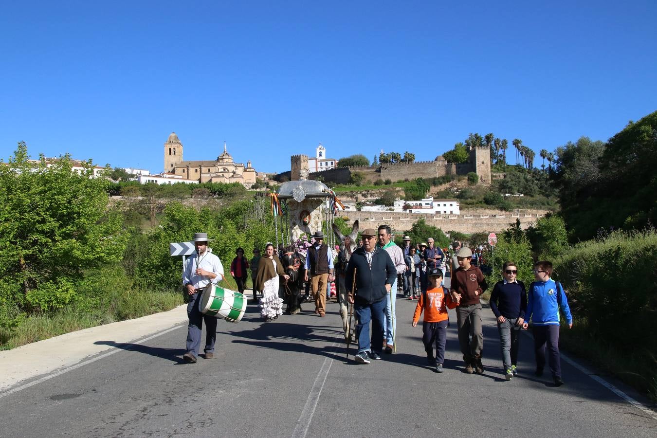 Romeros, carrozas y caballistas han acompañado, esta mañana, en procesión, al Simpecado de Nuestra Señora de Aguasantas, Patrona de Jerez de los Caballeros, hasta la ermita consagrada a su nombre. Durante el camino, no han faltado las perrunillas, la copa de anís, el acompañamiento musical del tamborilero de la Hermandad de La Algaba, Ramón Barragán, y los cánticos y bailes de algunos romeros. Un día de júbilo, convivencia y devoción a Nuestra Señora de Aguasantas que culminará, esta tarde, a las 20 horas, con el rezo del Santo Rosario en la citada ermita y el canto de la Salve a la Virgen.