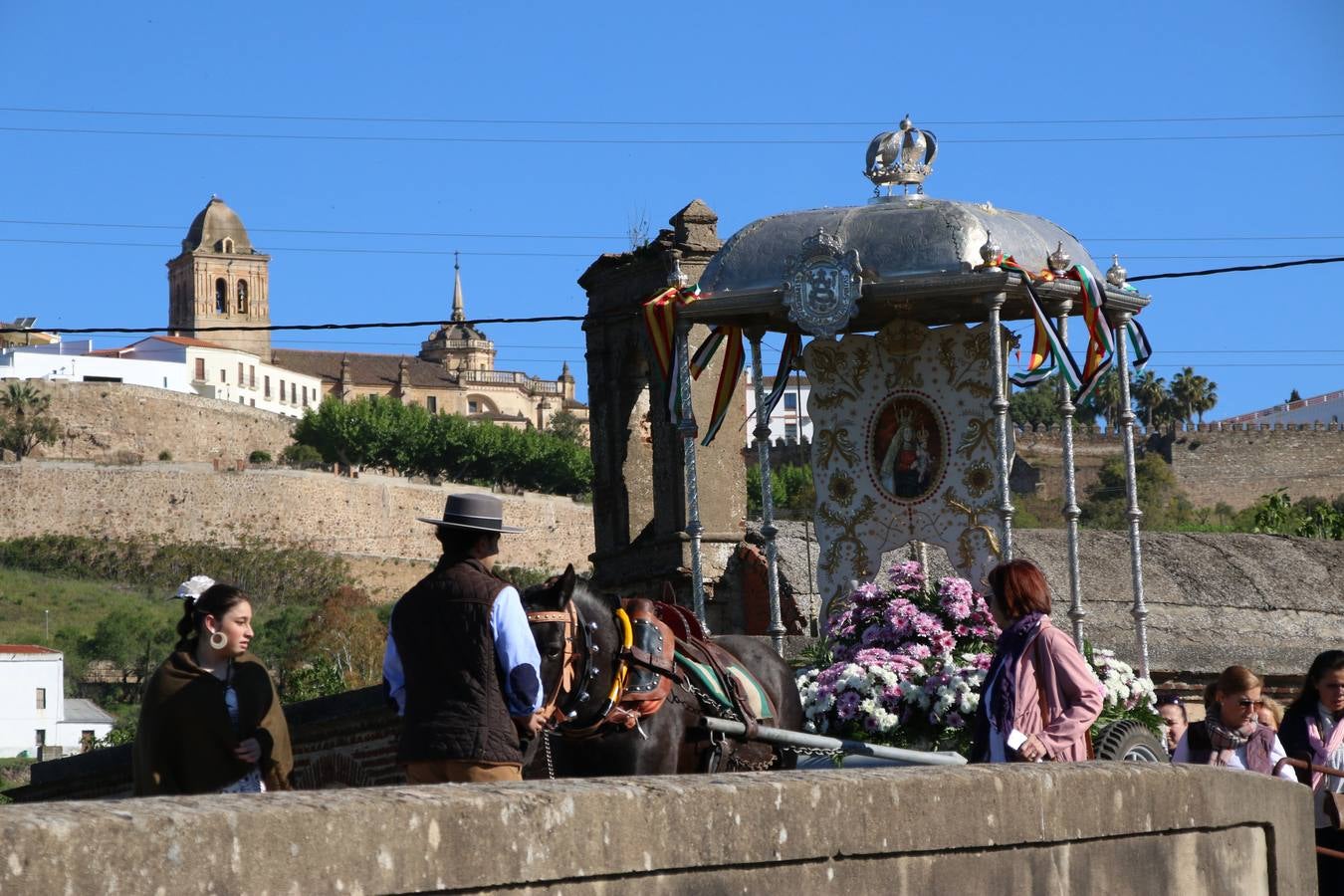 Romeros, carrozas y caballistas han acompañado, esta mañana, en procesión, al Simpecado de Nuestra Señora de Aguasantas, Patrona de Jerez de los Caballeros, hasta la ermita consagrada a su nombre. Durante el camino, no han faltado las perrunillas, la copa de anís, el acompañamiento musical del tamborilero de la Hermandad de La Algaba, Ramón Barragán, y los cánticos y bailes de algunos romeros. Un día de júbilo, convivencia y devoción a Nuestra Señora de Aguasantas que culminará, esta tarde, a las 20 horas, con el rezo del Santo Rosario en la citada ermita y el canto de la Salve a la Virgen.