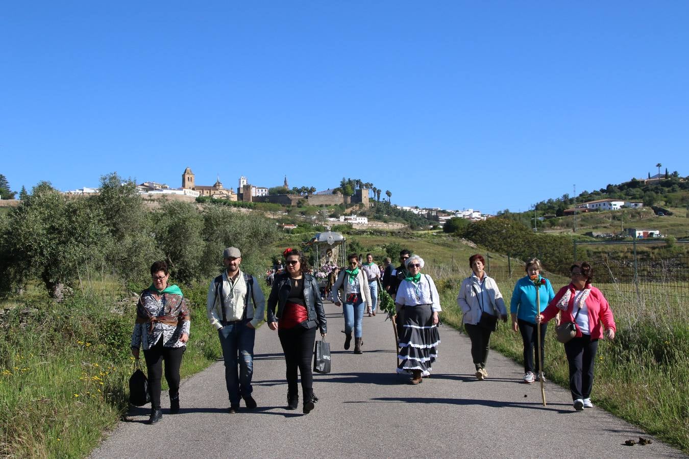 Romeros, carrozas y caballistas han acompañado, esta mañana, en procesión, al Simpecado de Nuestra Señora de Aguasantas, Patrona de Jerez de los Caballeros, hasta la ermita consagrada a su nombre. Durante el camino, no han faltado las perrunillas, la copa de anís, el acompañamiento musical del tamborilero de la Hermandad de La Algaba, Ramón Barragán, y los cánticos y bailes de algunos romeros. Un día de júbilo, convivencia y devoción a Nuestra Señora de Aguasantas que culminará, esta tarde, a las 20 horas, con el rezo del Santo Rosario en la citada ermita y el canto de la Salve a la Virgen.