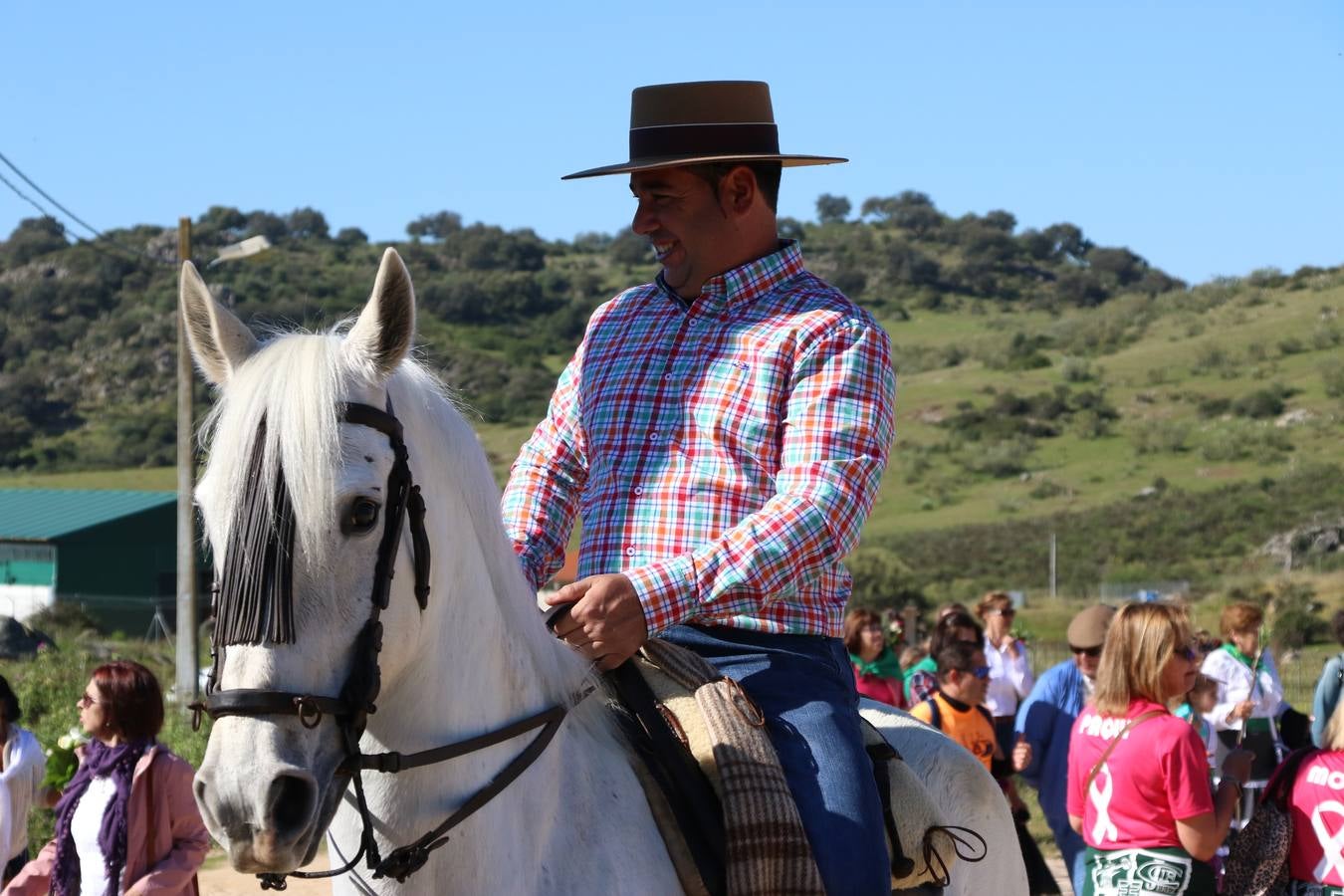 Romeros, carrozas y caballistas han acompañado, esta mañana, en procesión, al Simpecado de Nuestra Señora de Aguasantas, Patrona de Jerez de los Caballeros, hasta la ermita consagrada a su nombre. Durante el camino, no han faltado las perrunillas, la copa de anís, el acompañamiento musical del tamborilero de la Hermandad de La Algaba, Ramón Barragán, y los cánticos y bailes de algunos romeros. Un día de júbilo, convivencia y devoción a Nuestra Señora de Aguasantas que culminará, esta tarde, a las 20 horas, con el rezo del Santo Rosario en la citada ermita y el canto de la Salve a la Virgen.