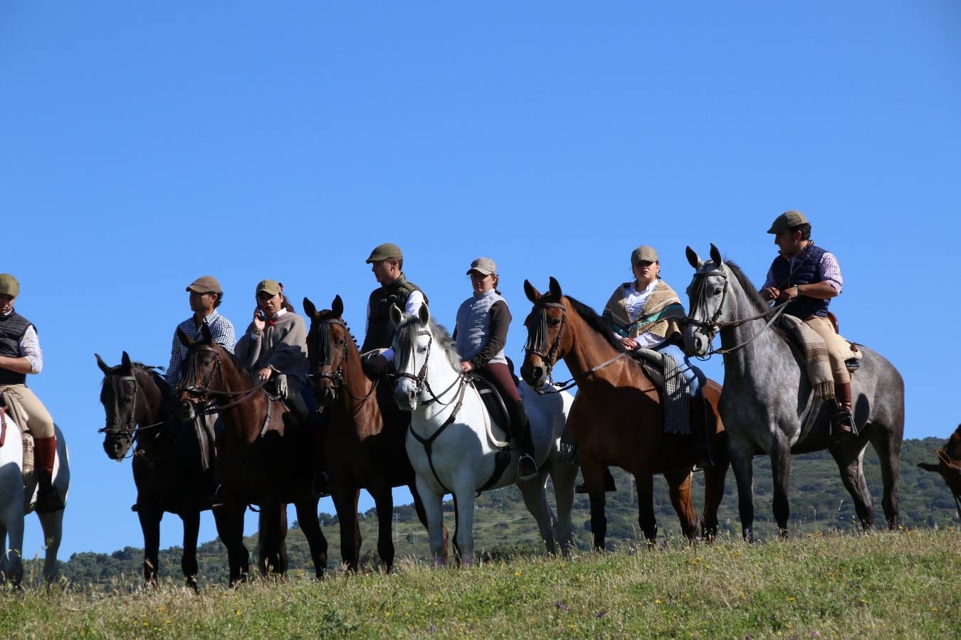 Romeros, carrozas y caballistas han acompañado, esta mañana, en procesión, al Simpecado de Nuestra Señora de Aguasantas, Patrona de Jerez de los Caballeros, hasta la ermita consagrada a su nombre. Durante el camino, no han faltado las perrunillas, la copa de anís, el acompañamiento musical del tamborilero de la Hermandad de La Algaba, Ramón Barragán, y los cánticos y bailes de algunos romeros. Un día de júbilo, convivencia y devoción a Nuestra Señora de Aguasantas que culminará, esta tarde, a las 20 horas, con el rezo del Santo Rosario en la citada ermita y el canto de la Salve a la Virgen.