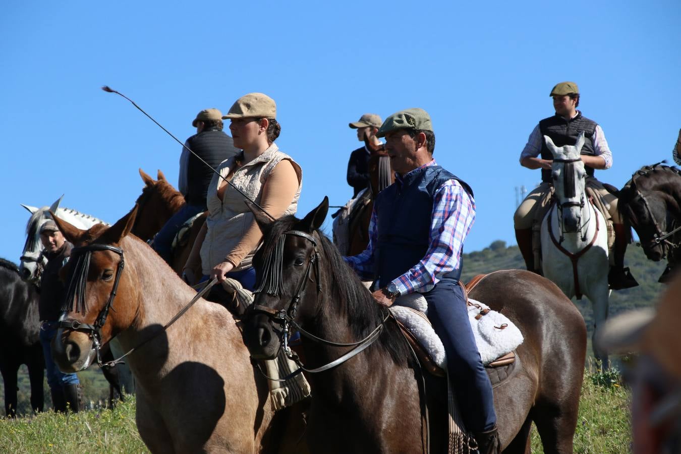 Romeros, carrozas y caballistas han acompañado, esta mañana, en procesión, al Simpecado de Nuestra Señora de Aguasantas, Patrona de Jerez de los Caballeros, hasta la ermita consagrada a su nombre. Durante el camino, no han faltado las perrunillas, la copa de anís, el acompañamiento musical del tamborilero de la Hermandad de La Algaba, Ramón Barragán, y los cánticos y bailes de algunos romeros. Un día de júbilo, convivencia y devoción a Nuestra Señora de Aguasantas que culminará, esta tarde, a las 20 horas, con el rezo del Santo Rosario en la citada ermita y el canto de la Salve a la Virgen.