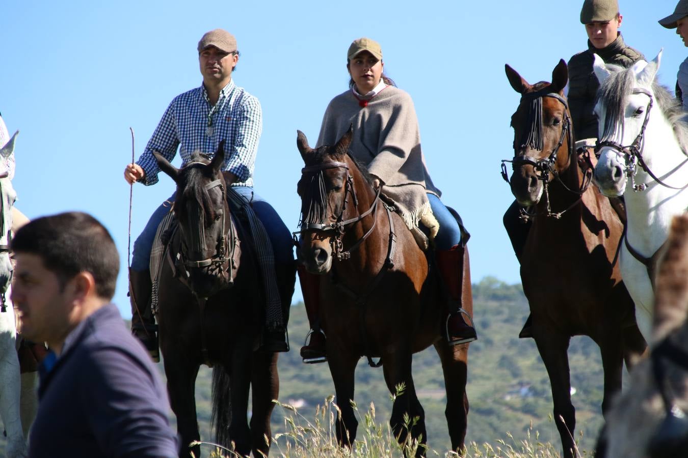 Romeros, carrozas y caballistas han acompañado, esta mañana, en procesión, al Simpecado de Nuestra Señora de Aguasantas, Patrona de Jerez de los Caballeros, hasta la ermita consagrada a su nombre. Durante el camino, no han faltado las perrunillas, la copa de anís, el acompañamiento musical del tamborilero de la Hermandad de La Algaba, Ramón Barragán, y los cánticos y bailes de algunos romeros. Un día de júbilo, convivencia y devoción a Nuestra Señora de Aguasantas que culminará, esta tarde, a las 20 horas, con el rezo del Santo Rosario en la citada ermita y el canto de la Salve a la Virgen.