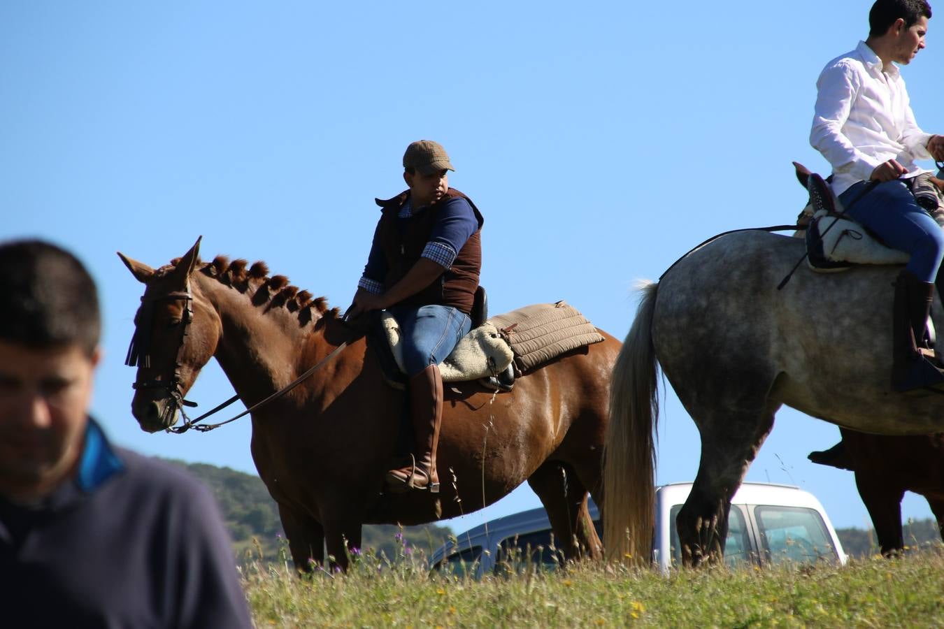 Romeros, carrozas y caballistas han acompañado, esta mañana, en procesión, al Simpecado de Nuestra Señora de Aguasantas, Patrona de Jerez de los Caballeros, hasta la ermita consagrada a su nombre. Durante el camino, no han faltado las perrunillas, la copa de anís, el acompañamiento musical del tamborilero de la Hermandad de La Algaba, Ramón Barragán, y los cánticos y bailes de algunos romeros. Un día de júbilo, convivencia y devoción a Nuestra Señora de Aguasantas que culminará, esta tarde, a las 20 horas, con el rezo del Santo Rosario en la citada ermita y el canto de la Salve a la Virgen.