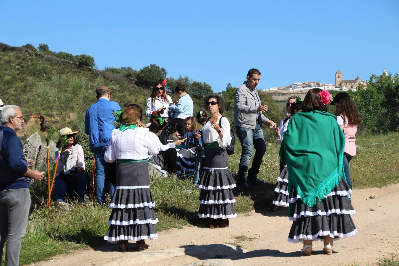 Romeros, carrozas y caballistas han acompañado, esta mañana, en procesión, al Simpecado de Nuestra Señora de Aguasantas, Patrona de Jerez de los Caballeros, hasta la ermita consagrada a su nombre. Durante el camino, no han faltado las perrunillas, la copa de anís, el acompañamiento musical del tamborilero de la Hermandad de La Algaba, Ramón Barragán, y los cánticos y bailes de algunos romeros. Un día de júbilo, convivencia y devoción a Nuestra Señora de Aguasantas que culminará, esta tarde, a las 20 horas, con el rezo del Santo Rosario en la citada ermita y el canto de la Salve a la Virgen.