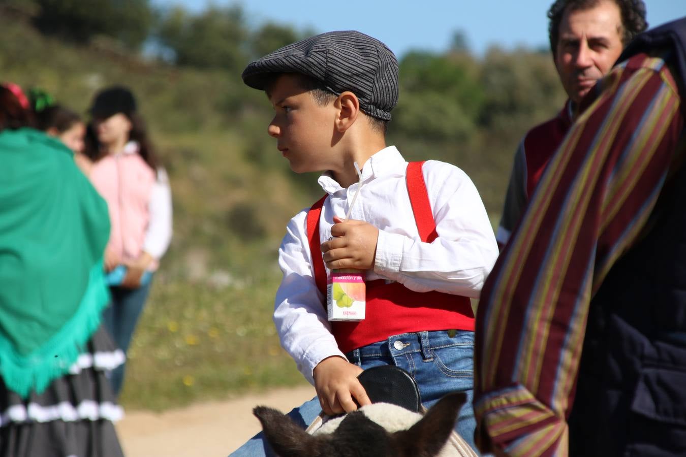 Romeros, carrozas y caballistas han acompañado, esta mañana, en procesión, al Simpecado de Nuestra Señora de Aguasantas, Patrona de Jerez de los Caballeros, hasta la ermita consagrada a su nombre. Durante el camino, no han faltado las perrunillas, la copa de anís, el acompañamiento musical del tamborilero de la Hermandad de La Algaba, Ramón Barragán, y los cánticos y bailes de algunos romeros. Un día de júbilo, convivencia y devoción a Nuestra Señora de Aguasantas que culminará, esta tarde, a las 20 horas, con el rezo del Santo Rosario en la citada ermita y el canto de la Salve a la Virgen.