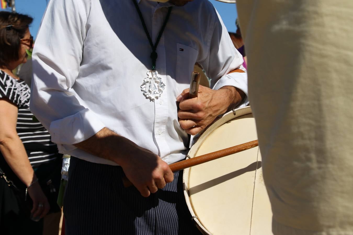 Romeros, carrozas y caballistas han acompañado, esta mañana, en procesión, al Simpecado de Nuestra Señora de Aguasantas, Patrona de Jerez de los Caballeros, hasta la ermita consagrada a su nombre. Durante el camino, no han faltado las perrunillas, la copa de anís, el acompañamiento musical del tamborilero de la Hermandad de La Algaba, Ramón Barragán, y los cánticos y bailes de algunos romeros. Un día de júbilo, convivencia y devoción a Nuestra Señora de Aguasantas que culminará, esta tarde, a las 20 horas, con el rezo del Santo Rosario en la citada ermita y el canto de la Salve a la Virgen.