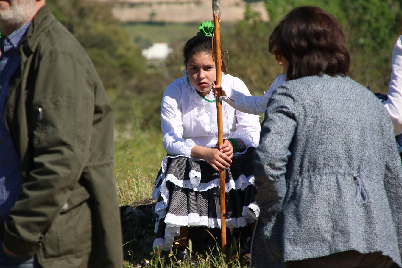 Romeros, carrozas y caballistas han acompañado, esta mañana, en procesión, al Simpecado de Nuestra Señora de Aguasantas, Patrona de Jerez de los Caballeros, hasta la ermita consagrada a su nombre. Durante el camino, no han faltado las perrunillas, la copa de anís, el acompañamiento musical del tamborilero de la Hermandad de La Algaba, Ramón Barragán, y los cánticos y bailes de algunos romeros. Un día de júbilo, convivencia y devoción a Nuestra Señora de Aguasantas que culminará, esta tarde, a las 20 horas, con el rezo del Santo Rosario en la citada ermita y el canto de la Salve a la Virgen.