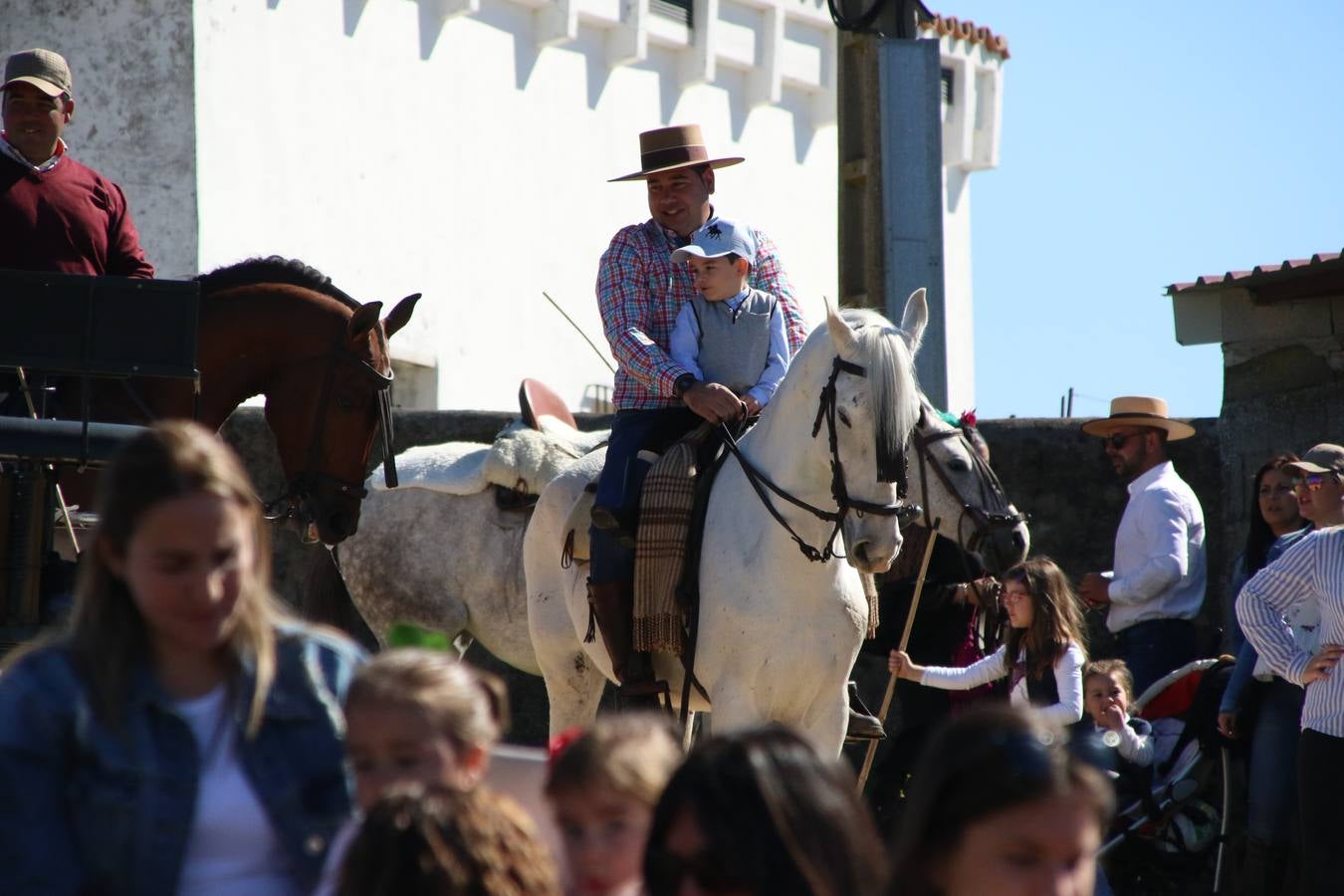 Romeros, carrozas y caballistas han acompañado, esta mañana, en procesión, al Simpecado de Nuestra Señora de Aguasantas, Patrona de Jerez de los Caballeros, hasta la ermita consagrada a su nombre. Durante el camino, no han faltado las perrunillas, la copa de anís, el acompañamiento musical del tamborilero de la Hermandad de La Algaba, Ramón Barragán, y los cánticos y bailes de algunos romeros. Un día de júbilo, convivencia y devoción a Nuestra Señora de Aguasantas que culminará, esta tarde, a las 20 horas, con el rezo del Santo Rosario en la citada ermita y el canto de la Salve a la Virgen.
