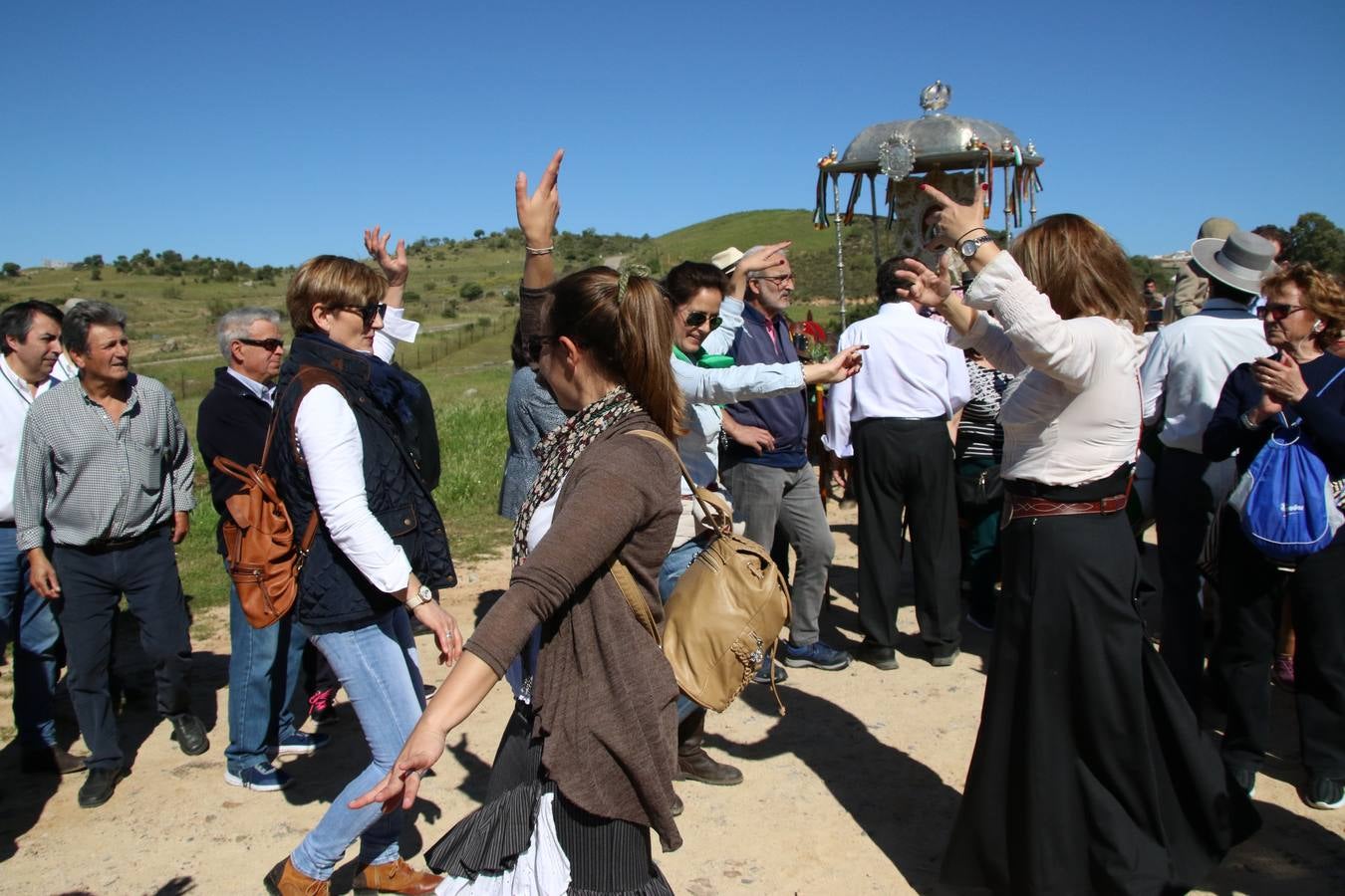 Romeros, carrozas y caballistas han acompañado, esta mañana, en procesión, al Simpecado de Nuestra Señora de Aguasantas, Patrona de Jerez de los Caballeros, hasta la ermita consagrada a su nombre. Durante el camino, no han faltado las perrunillas, la copa de anís, el acompañamiento musical del tamborilero de la Hermandad de La Algaba, Ramón Barragán, y los cánticos y bailes de algunos romeros. Un día de júbilo, convivencia y devoción a Nuestra Señora de Aguasantas que culminará, esta tarde, a las 20 horas, con el rezo del Santo Rosario en la citada ermita y el canto de la Salve a la Virgen.