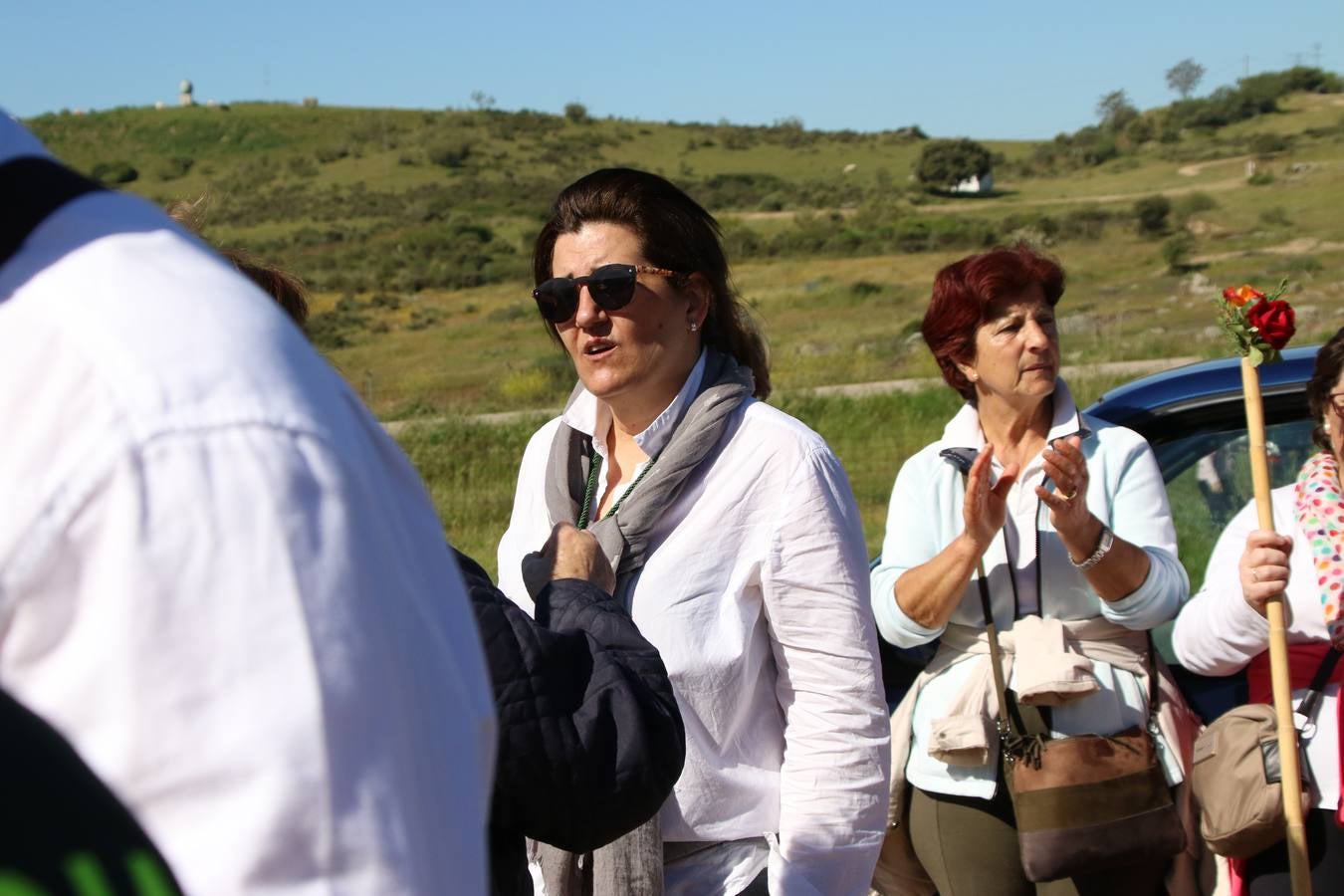 Romeros, carrozas y caballistas han acompañado, esta mañana, en procesión, al Simpecado de Nuestra Señora de Aguasantas, Patrona de Jerez de los Caballeros, hasta la ermita consagrada a su nombre. Durante el camino, no han faltado las perrunillas, la copa de anís, el acompañamiento musical del tamborilero de la Hermandad de La Algaba, Ramón Barragán, y los cánticos y bailes de algunos romeros. Un día de júbilo, convivencia y devoción a Nuestra Señora de Aguasantas que culminará, esta tarde, a las 20 horas, con el rezo del Santo Rosario en la citada ermita y el canto de la Salve a la Virgen.