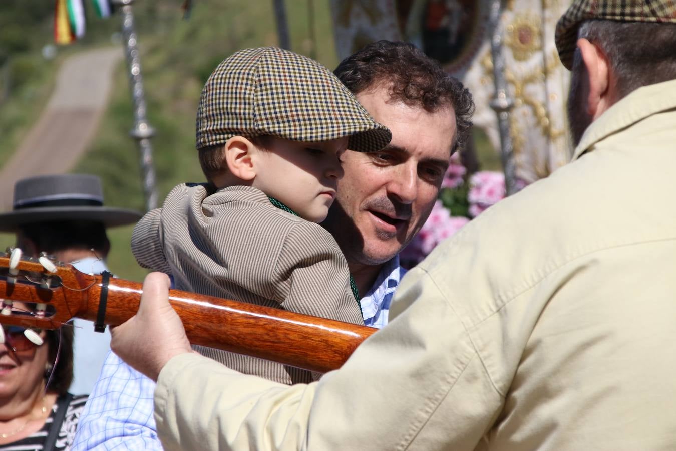 Romeros, carrozas y caballistas han acompañado, esta mañana, en procesión, al Simpecado de Nuestra Señora de Aguasantas, Patrona de Jerez de los Caballeros, hasta la ermita consagrada a su nombre. Durante el camino, no han faltado las perrunillas, la copa de anís, el acompañamiento musical del tamborilero de la Hermandad de La Algaba, Ramón Barragán, y los cánticos y bailes de algunos romeros. Un día de júbilo, convivencia y devoción a Nuestra Señora de Aguasantas que culminará, esta tarde, a las 20 horas, con el rezo del Santo Rosario en la citada ermita y el canto de la Salve a la Virgen.