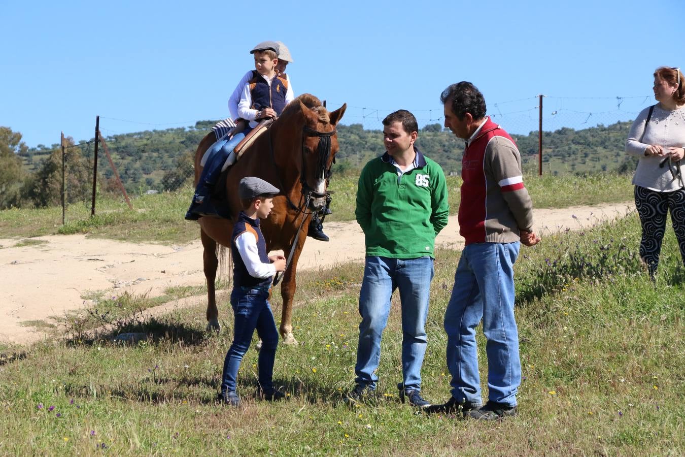 Romeros, carrozas y caballistas han acompañado, esta mañana, en procesión, al Simpecado de Nuestra Señora de Aguasantas, Patrona de Jerez de los Caballeros, hasta la ermita consagrada a su nombre. Durante el camino, no han faltado las perrunillas, la copa de anís, el acompañamiento musical del tamborilero de la Hermandad de La Algaba, Ramón Barragán, y los cánticos y bailes de algunos romeros. Un día de júbilo, convivencia y devoción a Nuestra Señora de Aguasantas que culminará, esta tarde, a las 20 horas, con el rezo del Santo Rosario en la citada ermita y el canto de la Salve a la Virgen.