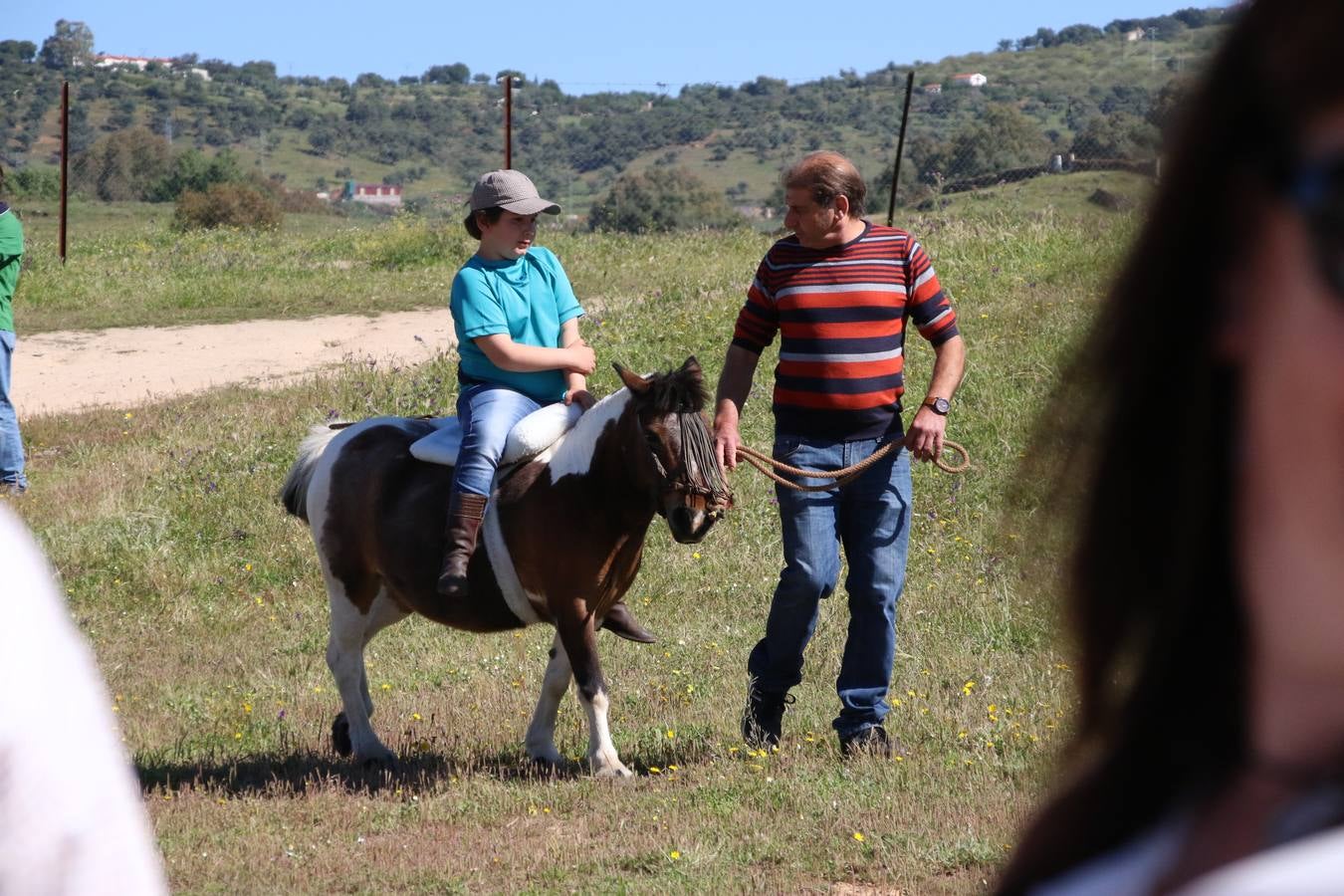 Romeros, carrozas y caballistas han acompañado, esta mañana, en procesión, al Simpecado de Nuestra Señora de Aguasantas, Patrona de Jerez de los Caballeros, hasta la ermita consagrada a su nombre. Durante el camino, no han faltado las perrunillas, la copa de anís, el acompañamiento musical del tamborilero de la Hermandad de La Algaba, Ramón Barragán, y los cánticos y bailes de algunos romeros. Un día de júbilo, convivencia y devoción a Nuestra Señora de Aguasantas que culminará, esta tarde, a las 20 horas, con el rezo del Santo Rosario en la citada ermita y el canto de la Salve a la Virgen.