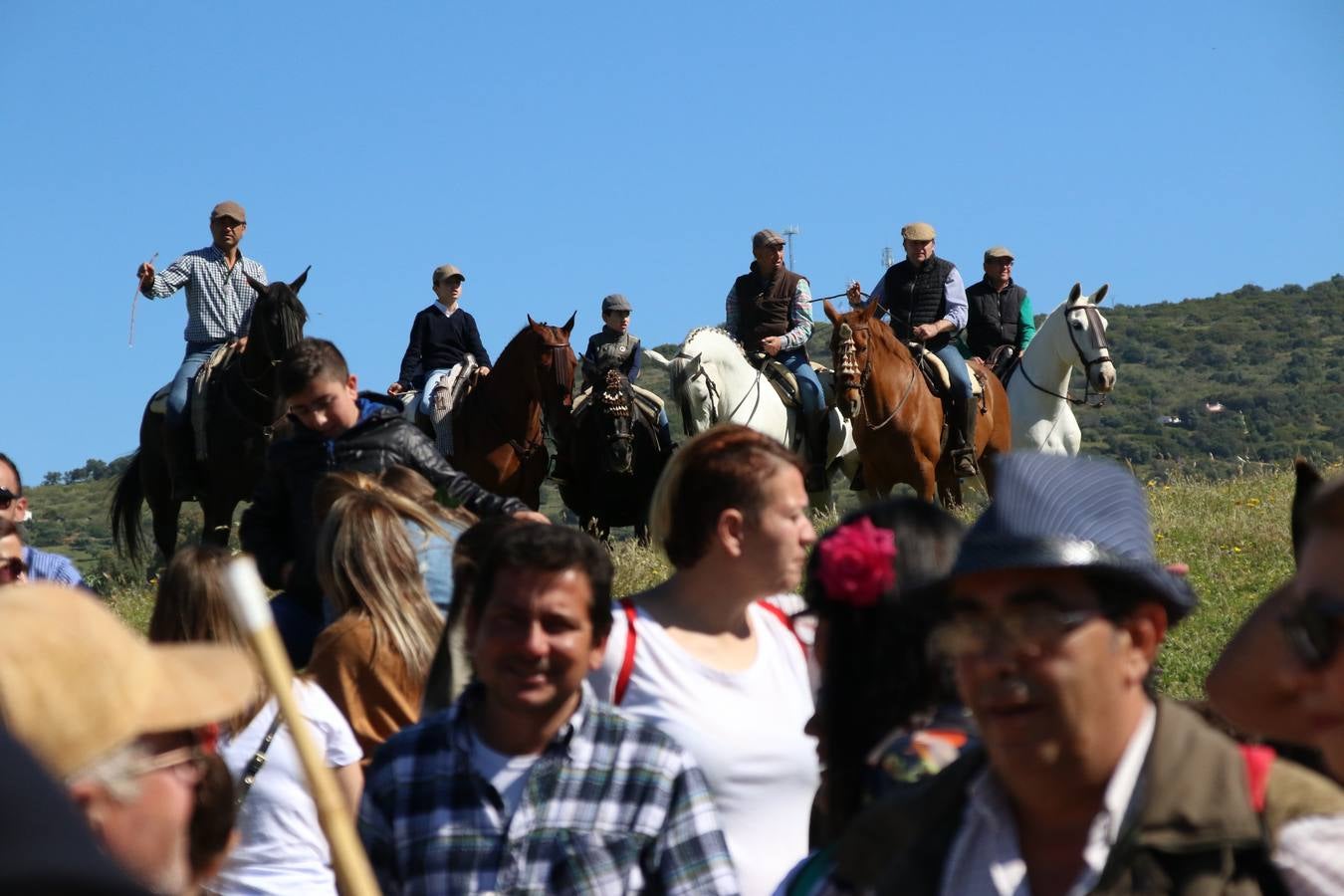 Romeros, carrozas y caballistas han acompañado, esta mañana, en procesión, al Simpecado de Nuestra Señora de Aguasantas, Patrona de Jerez de los Caballeros, hasta la ermita consagrada a su nombre. Durante el camino, no han faltado las perrunillas, la copa de anís, el acompañamiento musical del tamborilero de la Hermandad de La Algaba, Ramón Barragán, y los cánticos y bailes de algunos romeros. Un día de júbilo, convivencia y devoción a Nuestra Señora de Aguasantas que culminará, esta tarde, a las 20 horas, con el rezo del Santo Rosario en la citada ermita y el canto de la Salve a la Virgen.