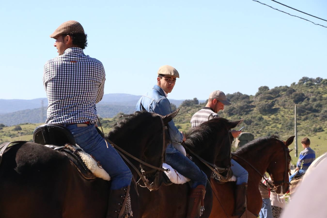 Romeros, carrozas y caballistas han acompañado, esta mañana, en procesión, al Simpecado de Nuestra Señora de Aguasantas, Patrona de Jerez de los Caballeros, hasta la ermita consagrada a su nombre. Durante el camino, no han faltado las perrunillas, la copa de anís, el acompañamiento musical del tamborilero de la Hermandad de La Algaba, Ramón Barragán, y los cánticos y bailes de algunos romeros. Un día de júbilo, convivencia y devoción a Nuestra Señora de Aguasantas que culminará, esta tarde, a las 20 horas, con el rezo del Santo Rosario en la citada ermita y el canto de la Salve a la Virgen.