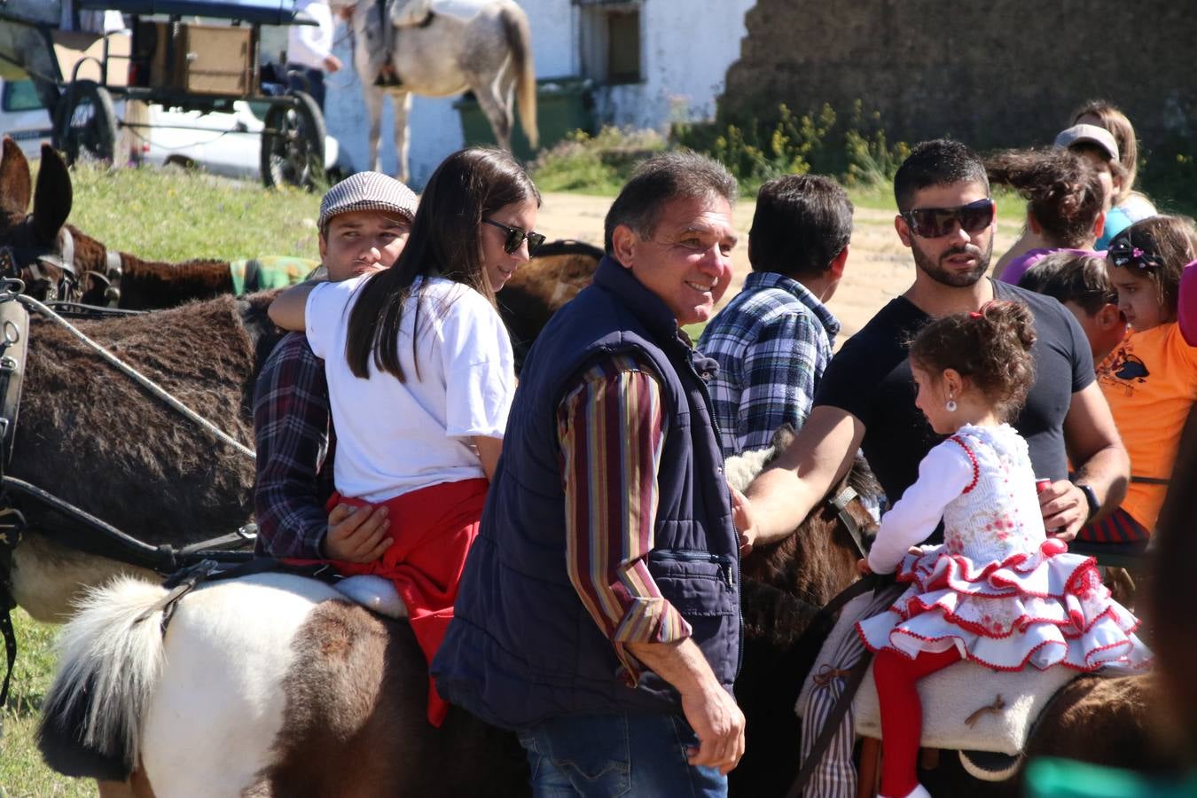 Romeros, carrozas y caballistas han acompañado, esta mañana, en procesión, al Simpecado de Nuestra Señora de Aguasantas, Patrona de Jerez de los Caballeros, hasta la ermita consagrada a su nombre. Durante el camino, no han faltado las perrunillas, la copa de anís, el acompañamiento musical del tamborilero de la Hermandad de La Algaba, Ramón Barragán, y los cánticos y bailes de algunos romeros. Un día de júbilo, convivencia y devoción a Nuestra Señora de Aguasantas que culminará, esta tarde, a las 20 horas, con el rezo del Santo Rosario en la citada ermita y el canto de la Salve a la Virgen.