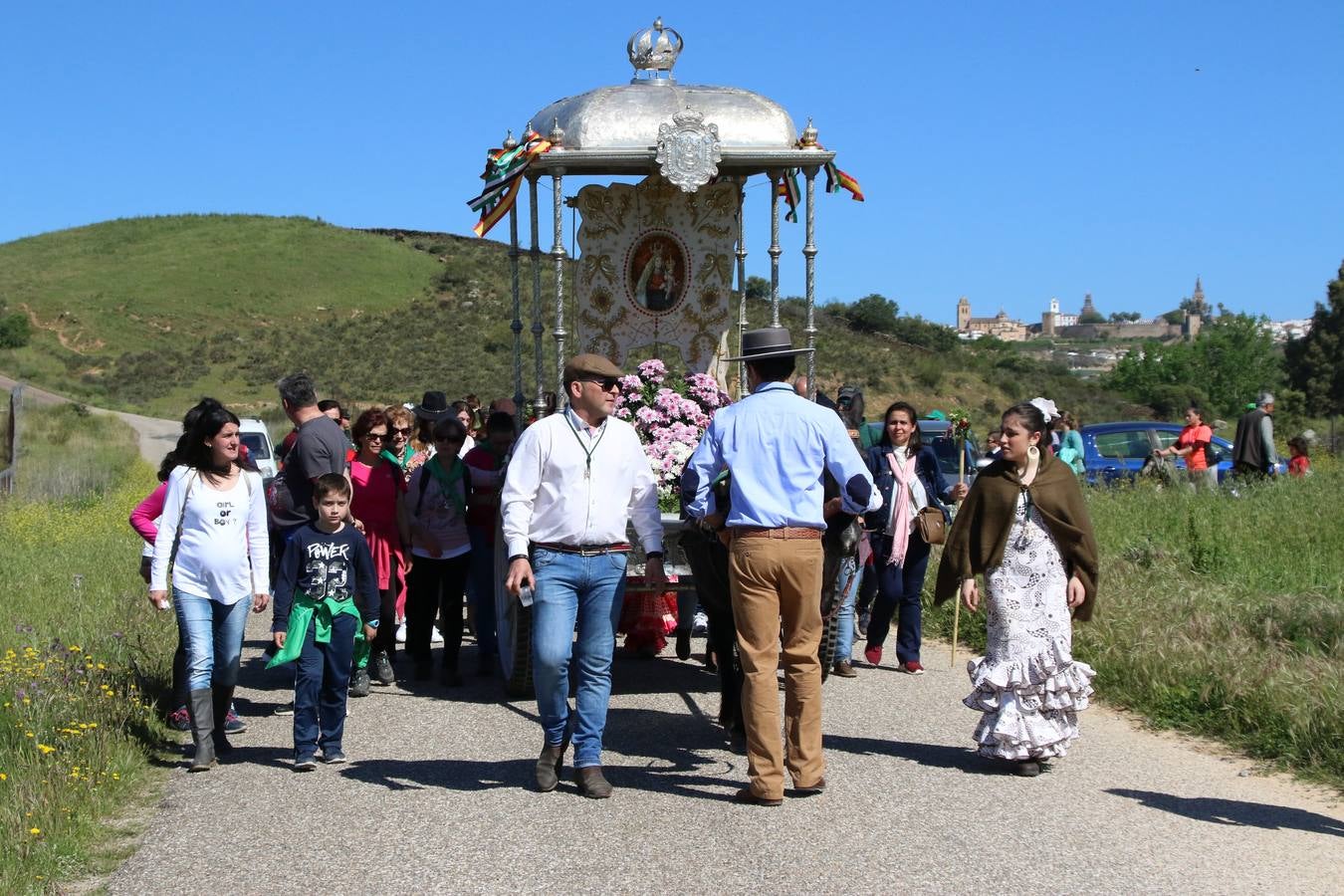 Romeros, carrozas y caballistas han acompañado, esta mañana, en procesión, al Simpecado de Nuestra Señora de Aguasantas, Patrona de Jerez de los Caballeros, hasta la ermita consagrada a su nombre. Durante el camino, no han faltado las perrunillas, la copa de anís, el acompañamiento musical del tamborilero de la Hermandad de La Algaba, Ramón Barragán, y los cánticos y bailes de algunos romeros. Un día de júbilo, convivencia y devoción a Nuestra Señora de Aguasantas que culminará, esta tarde, a las 20 horas, con el rezo del Santo Rosario en la citada ermita y el canto de la Salve a la Virgen.