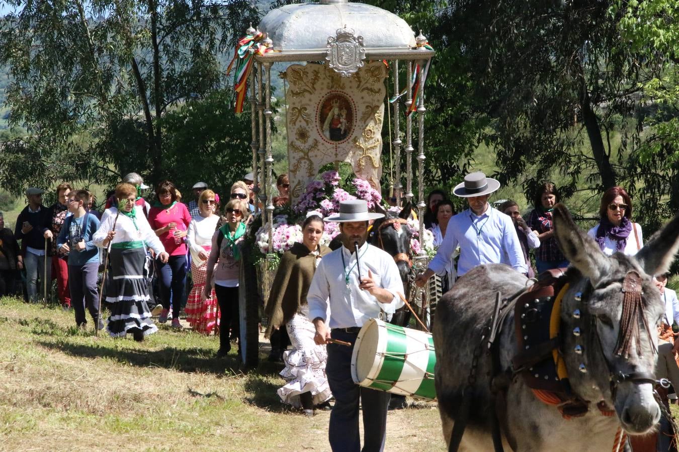 Romeros, carrozas y caballistas han acompañado, esta mañana, en procesión, al Simpecado de Nuestra Señora de Aguasantas, Patrona de Jerez de los Caballeros, hasta la ermita consagrada a su nombre. Durante el camino, no han faltado las perrunillas, la copa de anís, el acompañamiento musical del tamborilero de la Hermandad de La Algaba, Ramón Barragán, y los cánticos y bailes de algunos romeros. Un día de júbilo, convivencia y devoción a Nuestra Señora de Aguasantas que culminará, esta tarde, a las 20 horas, con el rezo del Santo Rosario en la citada ermita y el canto de la Salve a la Virgen.