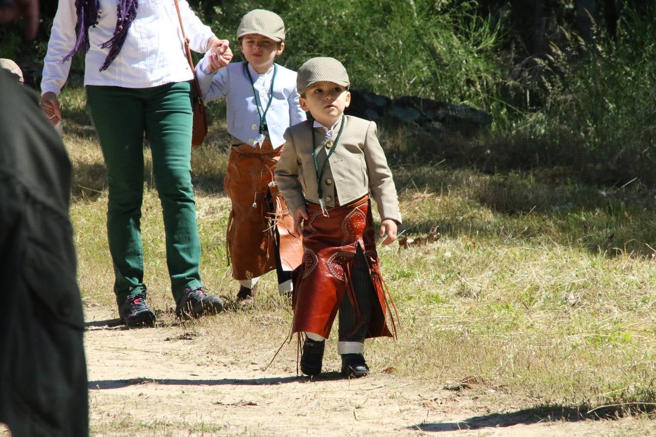 Romeros, carrozas y caballistas han acompañado, esta mañana, en procesión, al Simpecado de Nuestra Señora de Aguasantas, Patrona de Jerez de los Caballeros, hasta la ermita consagrada a su nombre. Durante el camino, no han faltado las perrunillas, la copa de anís, el acompañamiento musical del tamborilero de la Hermandad de La Algaba, Ramón Barragán, y los cánticos y bailes de algunos romeros. Un día de júbilo, convivencia y devoción a Nuestra Señora de Aguasantas que culminará, esta tarde, a las 20 horas, con el rezo del Santo Rosario en la citada ermita y el canto de la Salve a la Virgen.