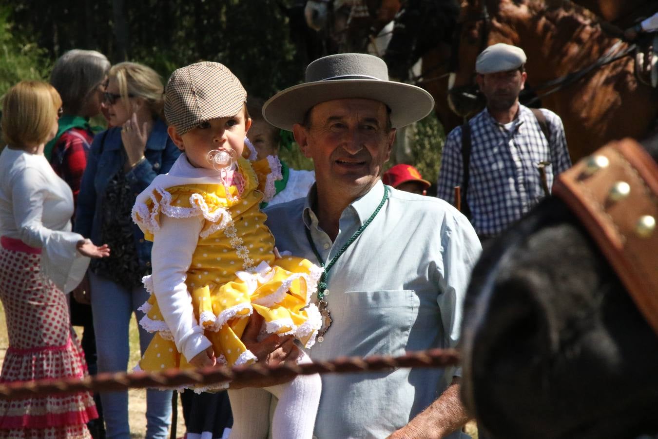 Romeros, carrozas y caballistas han acompañado, esta mañana, en procesión, al Simpecado de Nuestra Señora de Aguasantas, Patrona de Jerez de los Caballeros, hasta la ermita consagrada a su nombre. Durante el camino, no han faltado las perrunillas, la copa de anís, el acompañamiento musical del tamborilero de la Hermandad de La Algaba, Ramón Barragán, y los cánticos y bailes de algunos romeros. Un día de júbilo, convivencia y devoción a Nuestra Señora de Aguasantas que culminará, esta tarde, a las 20 horas, con el rezo del Santo Rosario en la citada ermita y el canto de la Salve a la Virgen.