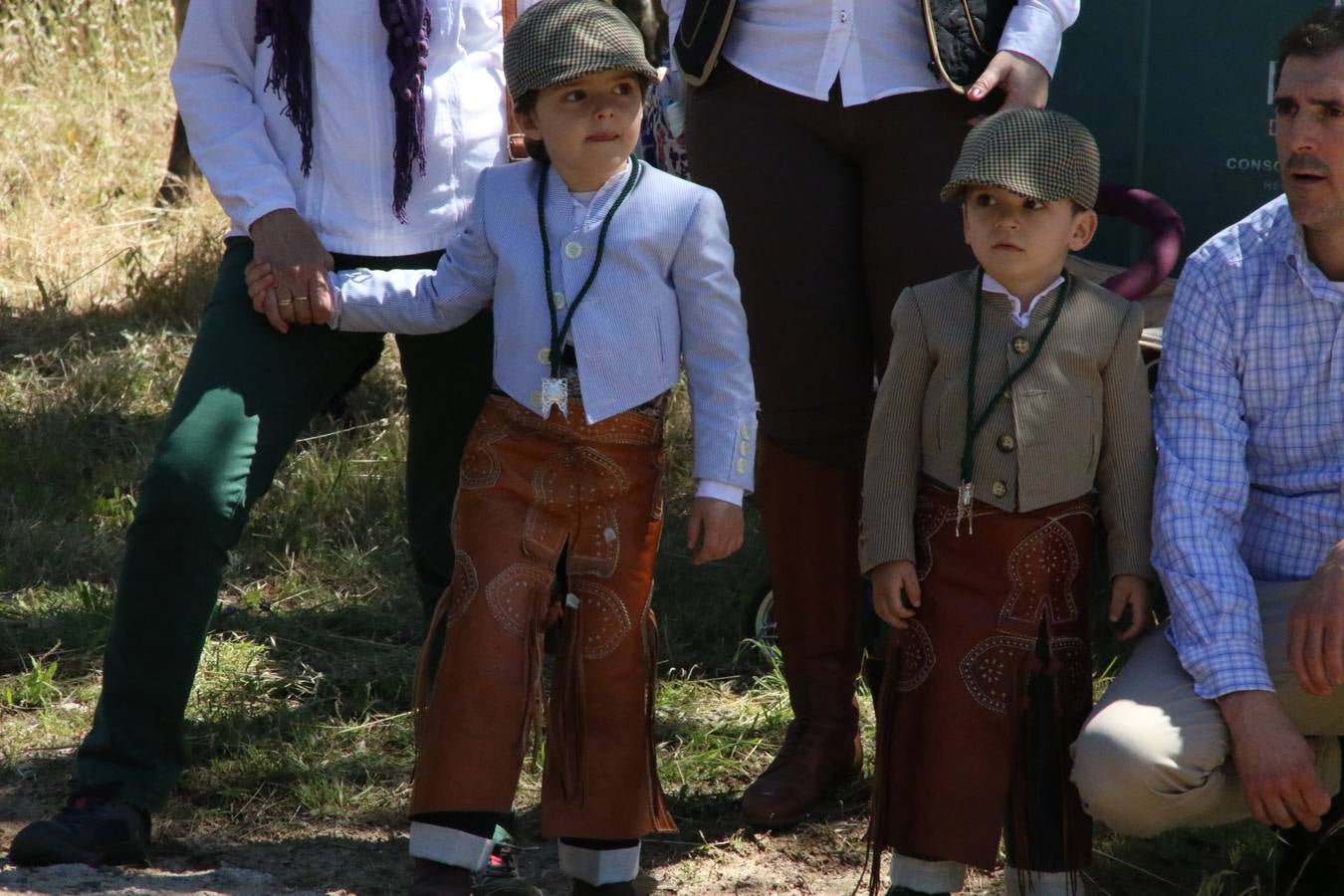 Romeros, carrozas y caballistas han acompañado, esta mañana, en procesión, al Simpecado de Nuestra Señora de Aguasantas, Patrona de Jerez de los Caballeros, hasta la ermita consagrada a su nombre. Durante el camino, no han faltado las perrunillas, la copa de anís, el acompañamiento musical del tamborilero de la Hermandad de La Algaba, Ramón Barragán, y los cánticos y bailes de algunos romeros. Un día de júbilo, convivencia y devoción a Nuestra Señora de Aguasantas que culminará, esta tarde, a las 20 horas, con el rezo del Santo Rosario en la citada ermita y el canto de la Salve a la Virgen.