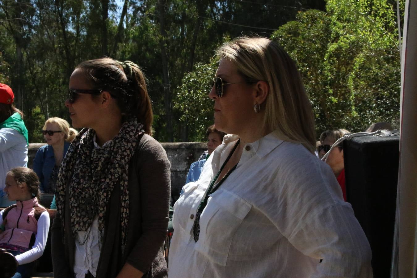 Romeros, carrozas y caballistas han acompañado, esta mañana, en procesión, al Simpecado de Nuestra Señora de Aguasantas, Patrona de Jerez de los Caballeros, hasta la ermita consagrada a su nombre. Durante el camino, no han faltado las perrunillas, la copa de anís, el acompañamiento musical del tamborilero de la Hermandad de La Algaba, Ramón Barragán, y los cánticos y bailes de algunos romeros. Un día de júbilo, convivencia y devoción a Nuestra Señora de Aguasantas que culminará, esta tarde, a las 20 horas, con el rezo del Santo Rosario en la citada ermita y el canto de la Salve a la Virgen.