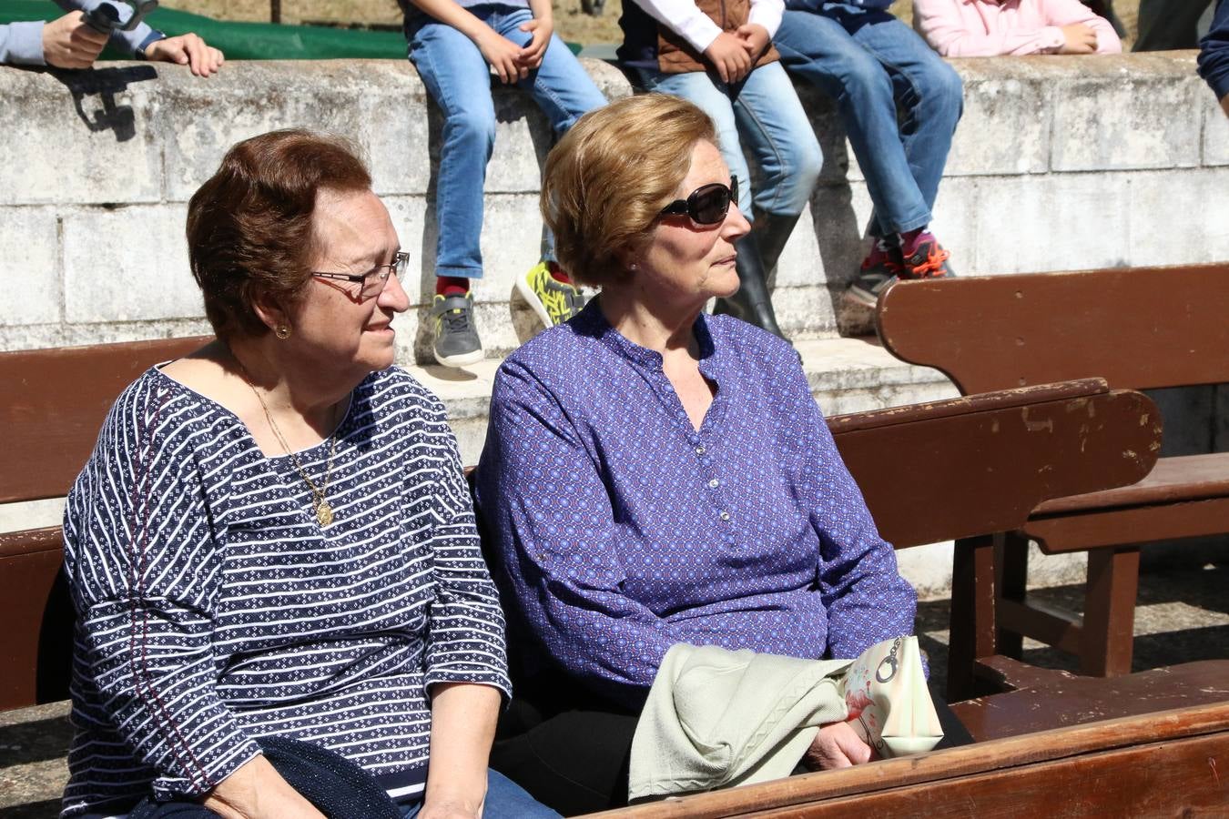 Romeros, carrozas y caballistas han acompañado, esta mañana, en procesión, al Simpecado de Nuestra Señora de Aguasantas, Patrona de Jerez de los Caballeros, hasta la ermita consagrada a su nombre. Durante el camino, no han faltado las perrunillas, la copa de anís, el acompañamiento musical del tamborilero de la Hermandad de La Algaba, Ramón Barragán, y los cánticos y bailes de algunos romeros. Un día de júbilo, convivencia y devoción a Nuestra Señora de Aguasantas que culminará, esta tarde, a las 20 horas, con el rezo del Santo Rosario en la citada ermita y el canto de la Salve a la Virgen.