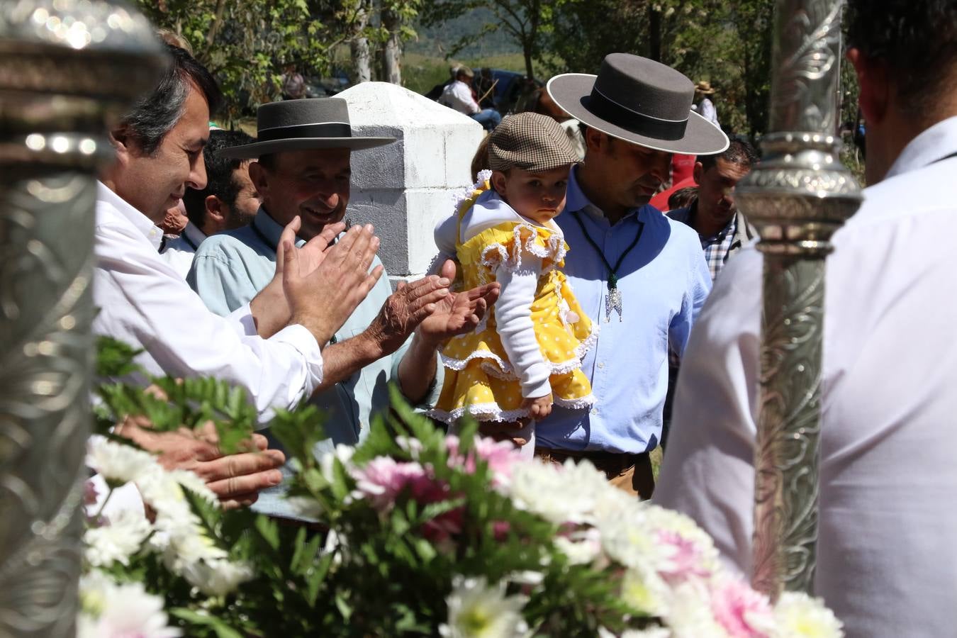 Romeros, carrozas y caballistas han acompañado, esta mañana, en procesión, al Simpecado de Nuestra Señora de Aguasantas, Patrona de Jerez de los Caballeros, hasta la ermita consagrada a su nombre. Durante el camino, no han faltado las perrunillas, la copa de anís, el acompañamiento musical del tamborilero de la Hermandad de La Algaba, Ramón Barragán, y los cánticos y bailes de algunos romeros. Un día de júbilo, convivencia y devoción a Nuestra Señora de Aguasantas que culminará, esta tarde, a las 20 horas, con el rezo del Santo Rosario en la citada ermita y el canto de la Salve a la Virgen.
