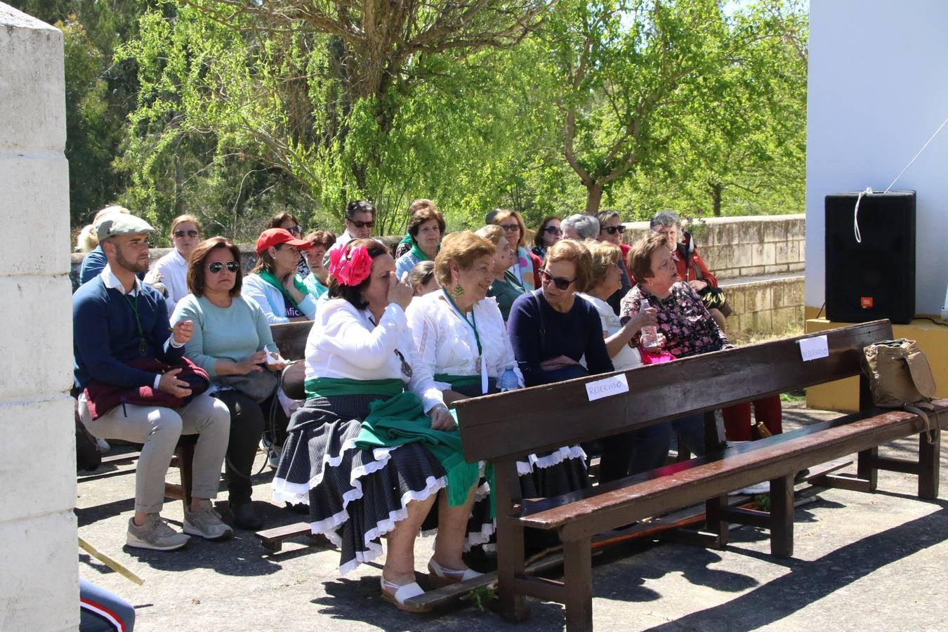 Romeros, carrozas y caballistas han acompañado, esta mañana, en procesión, al Simpecado de Nuestra Señora de Aguasantas, Patrona de Jerez de los Caballeros, hasta la ermita consagrada a su nombre. Durante el camino, no han faltado las perrunillas, la copa de anís, el acompañamiento musical del tamborilero de la Hermandad de La Algaba, Ramón Barragán, y los cánticos y bailes de algunos romeros. Un día de júbilo, convivencia y devoción a Nuestra Señora de Aguasantas que culminará, esta tarde, a las 20 horas, con el rezo del Santo Rosario en la citada ermita y el canto de la Salve a la Virgen.