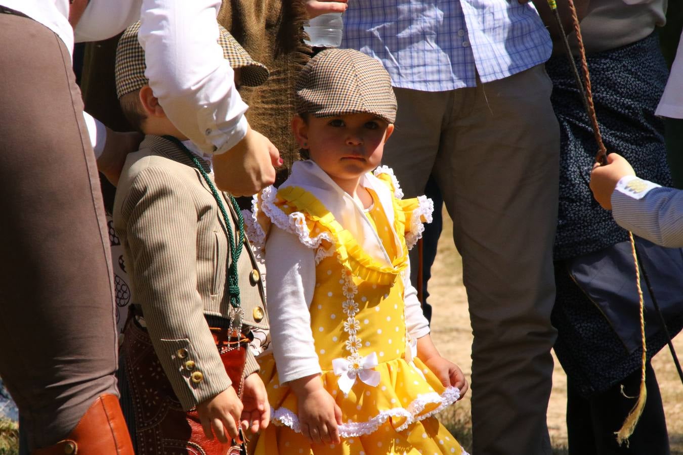 Romeros, carrozas y caballistas han acompañado, esta mañana, en procesión, al Simpecado de Nuestra Señora de Aguasantas, Patrona de Jerez de los Caballeros, hasta la ermita consagrada a su nombre. Durante el camino, no han faltado las perrunillas, la copa de anís, el acompañamiento musical del tamborilero de la Hermandad de La Algaba, Ramón Barragán, y los cánticos y bailes de algunos romeros. Un día de júbilo, convivencia y devoción a Nuestra Señora de Aguasantas que culminará, esta tarde, a las 20 horas, con el rezo del Santo Rosario en la citada ermita y el canto de la Salve a la Virgen.