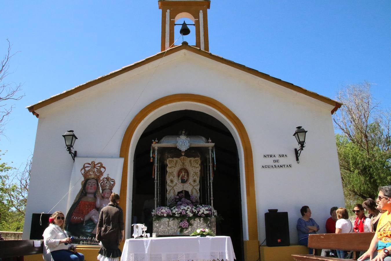 Romeros, carrozas y caballistas han acompañado, esta mañana, en procesión, al Simpecado de Nuestra Señora de Aguasantas, Patrona de Jerez de los Caballeros, hasta la ermita consagrada a su nombre. Durante el camino, no han faltado las perrunillas, la copa de anís, el acompañamiento musical del tamborilero de la Hermandad de La Algaba, Ramón Barragán, y los cánticos y bailes de algunos romeros. Un día de júbilo, convivencia y devoción a Nuestra Señora de Aguasantas que culminará, esta tarde, a las 20 horas, con el rezo del Santo Rosario en la citada ermita y el canto de la Salve a la Virgen.