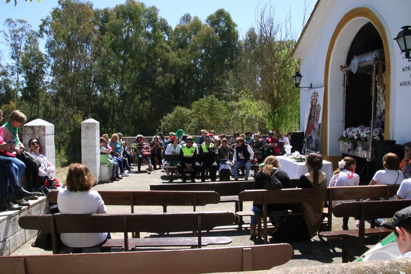 Romeros, carrozas y caballistas han acompañado, esta mañana, en procesión, al Simpecado de Nuestra Señora de Aguasantas, Patrona de Jerez de los Caballeros, hasta la ermita consagrada a su nombre. Durante el camino, no han faltado las perrunillas, la copa de anís, el acompañamiento musical del tamborilero de la Hermandad de La Algaba, Ramón Barragán, y los cánticos y bailes de algunos romeros. Un día de júbilo, convivencia y devoción a Nuestra Señora de Aguasantas que culminará, esta tarde, a las 20 horas, con el rezo del Santo Rosario en la citada ermita y el canto de la Salve a la Virgen.