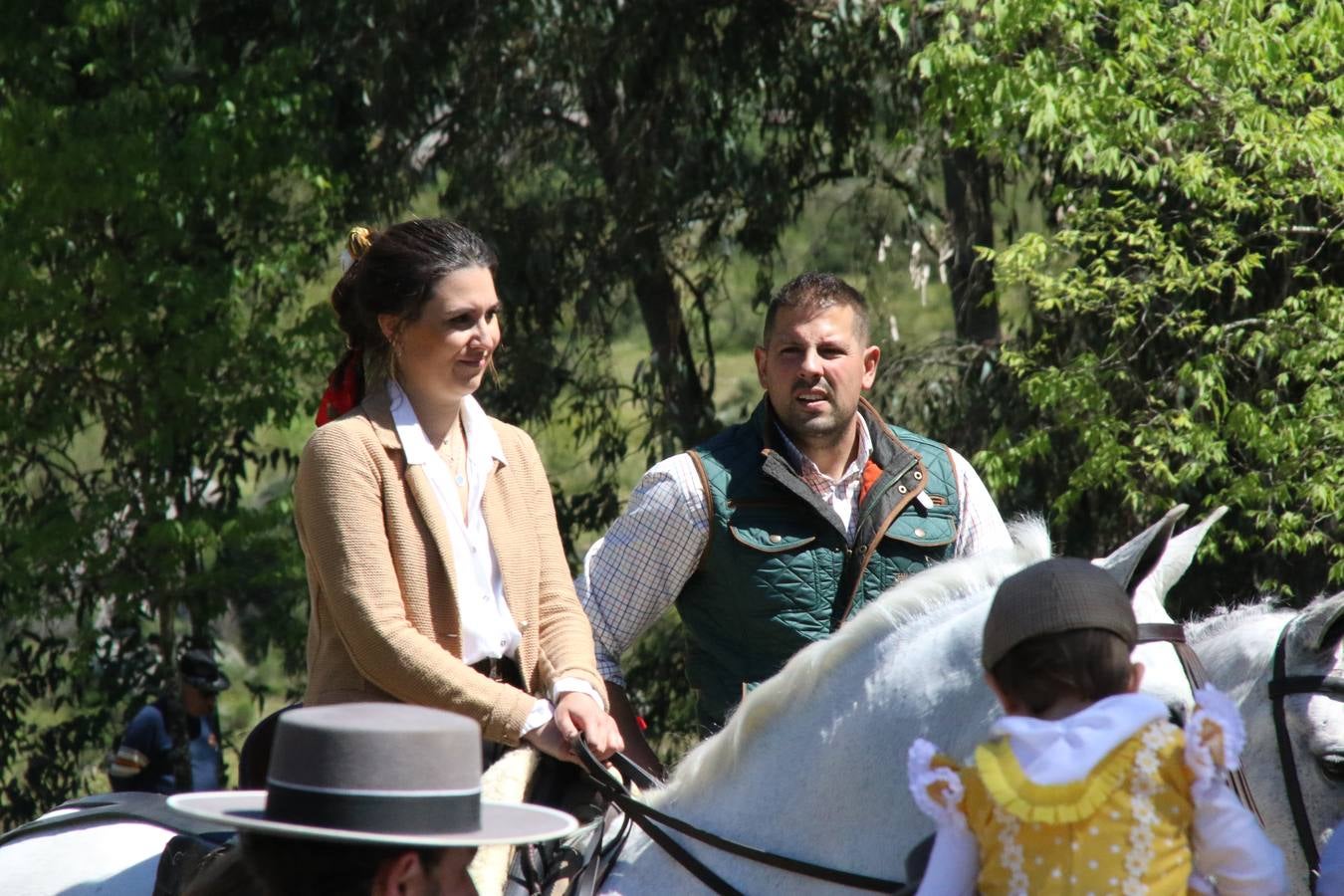 Romeros, carrozas y caballistas han acompañado, esta mañana, en procesión, al Simpecado de Nuestra Señora de Aguasantas, Patrona de Jerez de los Caballeros, hasta la ermita consagrada a su nombre. Durante el camino, no han faltado las perrunillas, la copa de anís, el acompañamiento musical del tamborilero de la Hermandad de La Algaba, Ramón Barragán, y los cánticos y bailes de algunos romeros. Un día de júbilo, convivencia y devoción a Nuestra Señora de Aguasantas que culminará, esta tarde, a las 20 horas, con el rezo del Santo Rosario en la citada ermita y el canto de la Salve a la Virgen.