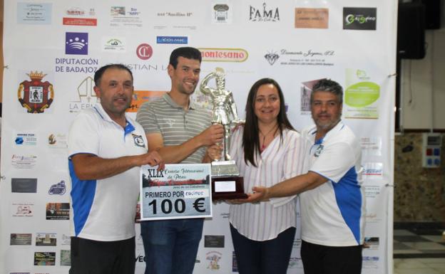 Equipo vencedor de la Sociedad Deportiva de Pesca Jerez de los Caballeros recogiendo el 49ª Trofeo Conquistadores de manos de la alcaldesa, Virginia Borrallo.