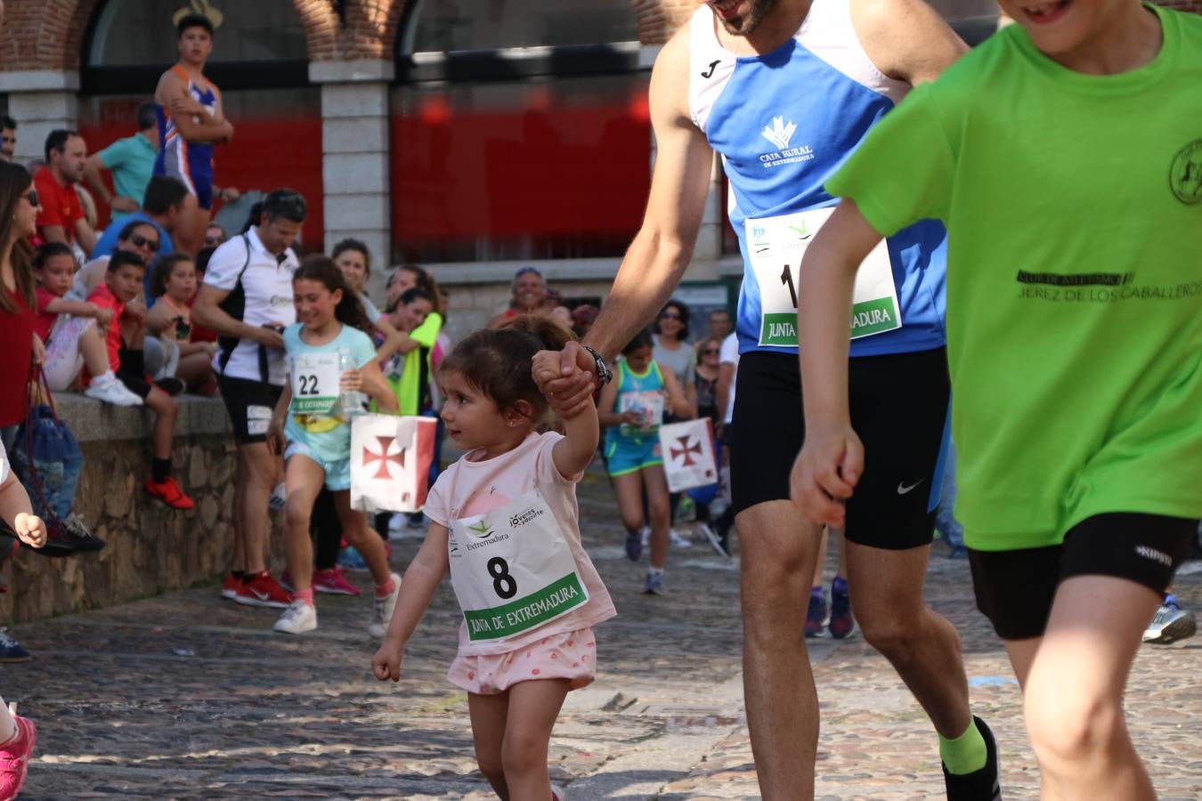 La Plaza de España de Jerez de los Caballeros acogió, ayer, la XXI Carrera Popular y VIII Caminata por la Salud y Solidaridad, organizada por la Concejalía de Juventud y Deportes del Ayuntamiento de Jerez con el apoyo del Programa de Dinamización Deportiva de la Mancomunidad Sierra Suroeste. Esta edición congregó a más de 250 participantes entre todas las categorías y se recaudaron 84 kilos de alimentos y 75 euros destinados a Cruz Roja en Jerez. La citada prueba se consagra, año tras año, como una de las citas deportivas ineludibles y más esperadas por los jerezanos y jerezanas. 
