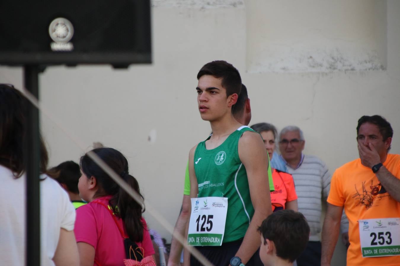 La Plaza de España de Jerez de los Caballeros acogió, ayer, la XXI Carrera Popular y VIII Caminata por la Salud y Solidaridad, organizada por la Concejalía de Juventud y Deportes del Ayuntamiento de Jerez con el apoyo del Programa de Dinamización Deportiva de la Mancomunidad Sierra Suroeste. Esta edición congregó a más de 250 participantes entre todas las categorías y se recaudaron 84 kilos de alimentos y 75 euros destinados a Cruz Roja en Jerez. La citada prueba se consagra, año tras año, como una de las citas deportivas ineludibles y más esperadas por los jerezanos y jerezanas. 