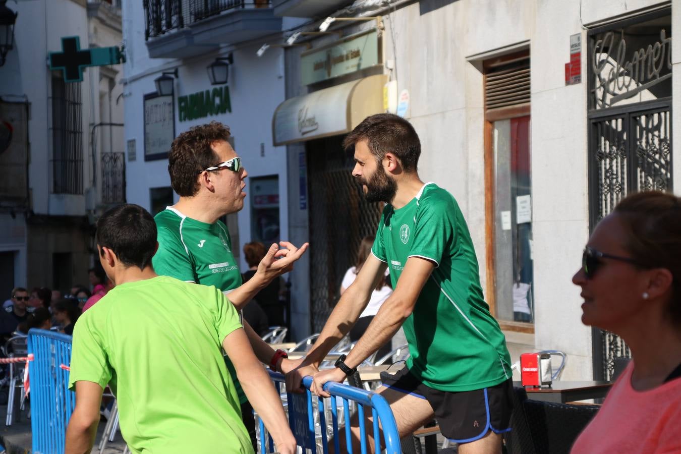 La Plaza de España de Jerez de los Caballeros acogió, ayer, la XXI Carrera Popular y VIII Caminata por la Salud y Solidaridad, organizada por la Concejalía de Juventud y Deportes del Ayuntamiento de Jerez con el apoyo del Programa de Dinamización Deportiva de la Mancomunidad Sierra Suroeste. Esta edición congregó a más de 250 participantes entre todas las categorías y se recaudaron 84 kilos de alimentos y 75 euros destinados a Cruz Roja en Jerez. La citada prueba se consagra, año tras año, como una de las citas deportivas ineludibles y más esperadas por los jerezanos y jerezanas. 