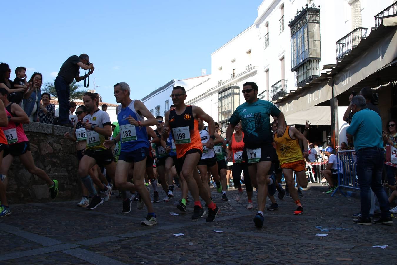 La Plaza de España de Jerez de los Caballeros acogió, ayer, la XXI Carrera Popular y VIII Caminata por la Salud y Solidaridad, organizada por la Concejalía de Juventud y Deportes del Ayuntamiento de Jerez con el apoyo del Programa de Dinamización Deportiva de la Mancomunidad Sierra Suroeste. Esta edición congregó a más de 250 participantes entre todas las categorías y se recaudaron 84 kilos de alimentos y 75 euros destinados a Cruz Roja en Jerez. La citada prueba se consagra, año tras año, como una de las citas deportivas ineludibles y más esperadas por los jerezanos y jerezanas. 
